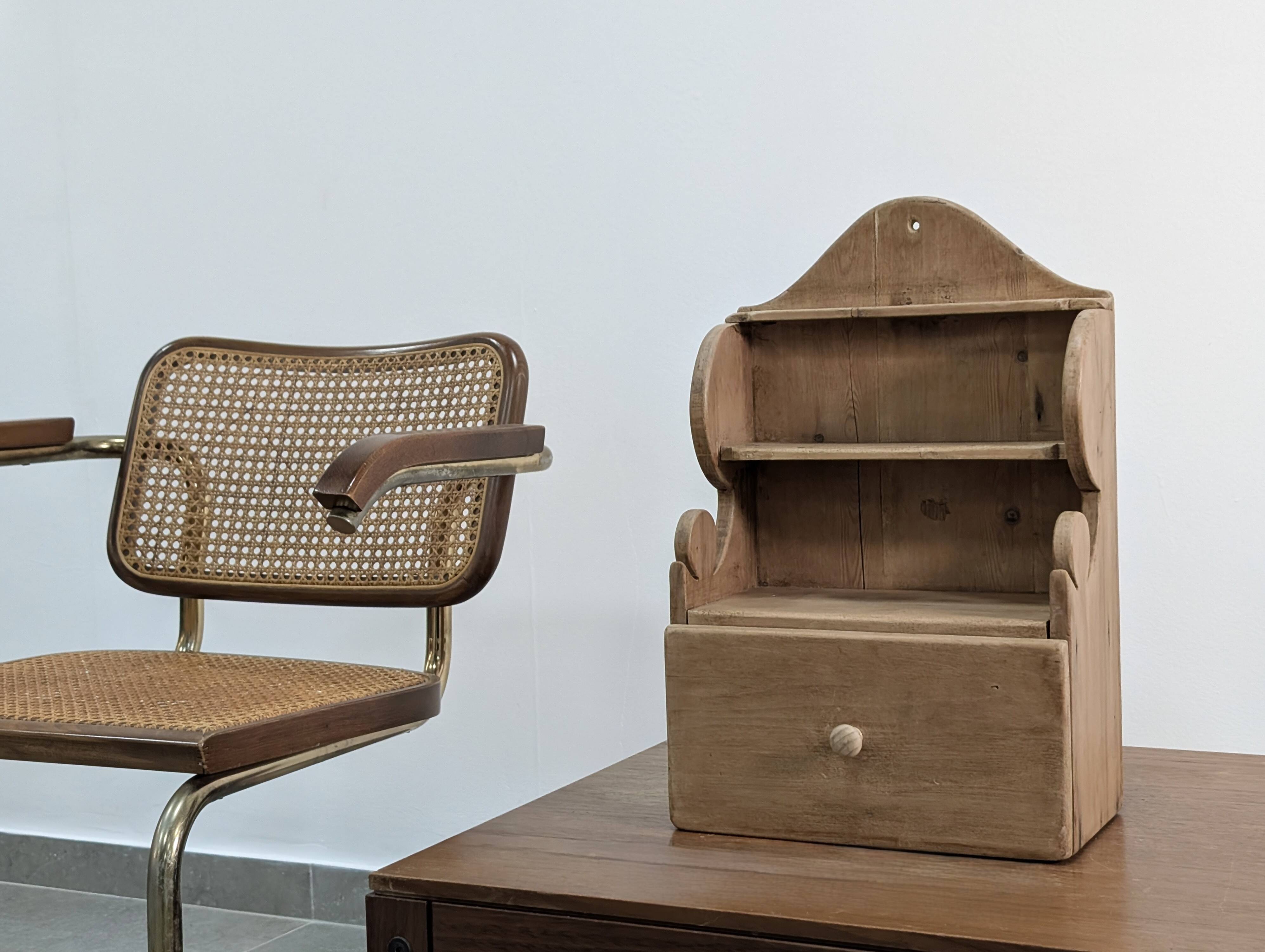 Étagère en pin sculpté à la main, style art populaire, 1 tiroir, 1950