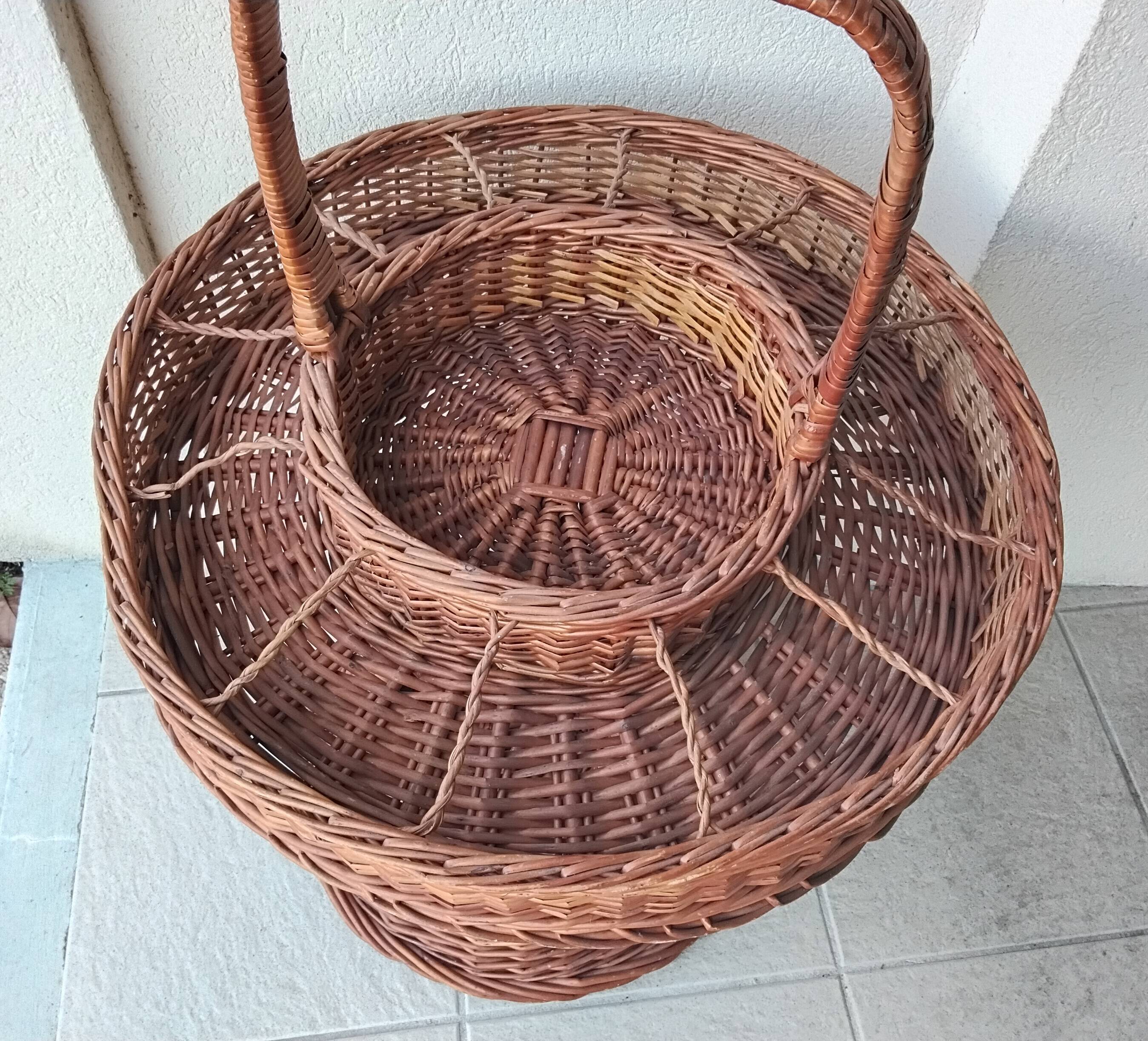 Portable wicker bar