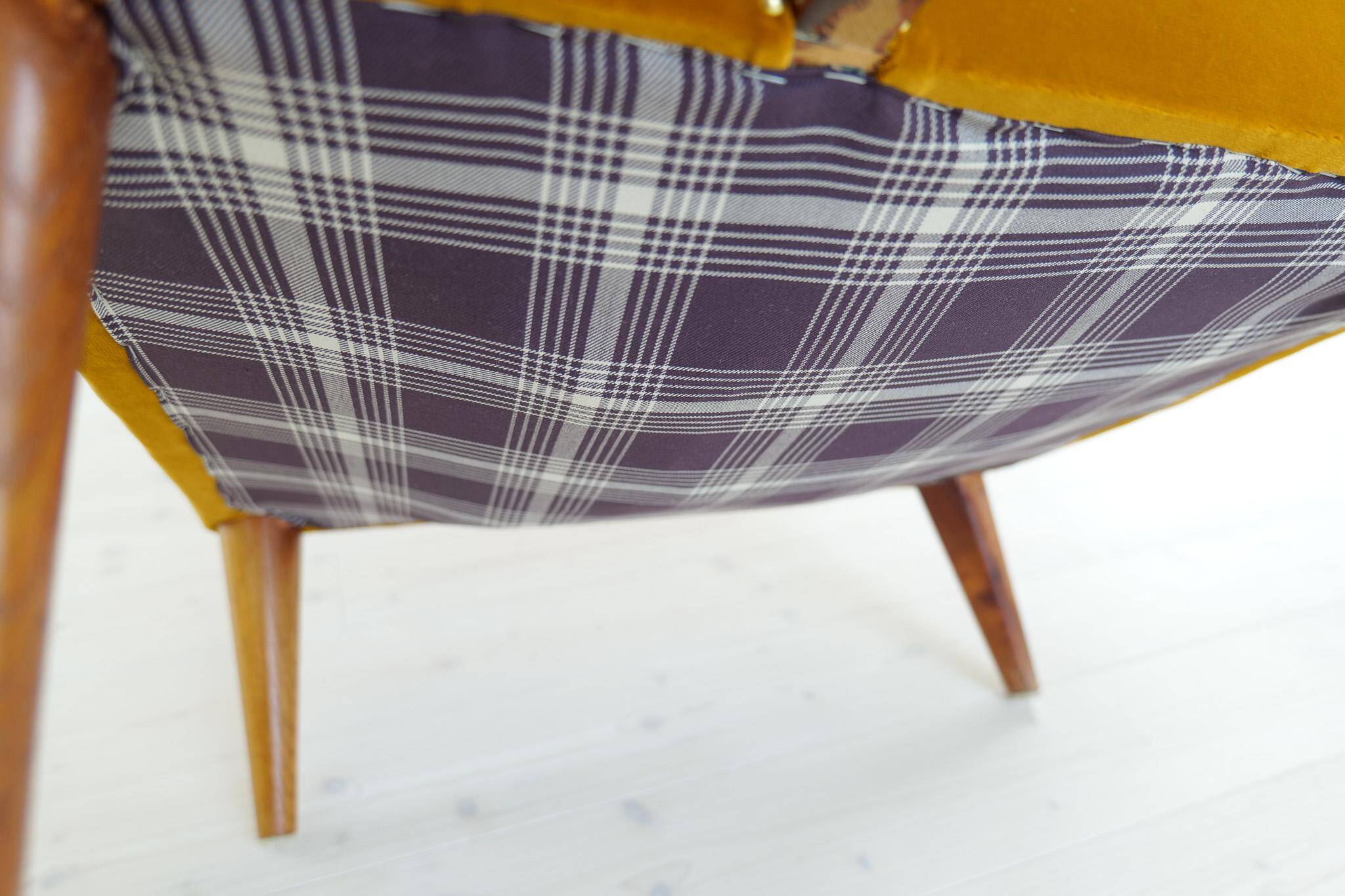 Modern Scandinavian Art Deco lounge chairs in velvet from the 1940s.