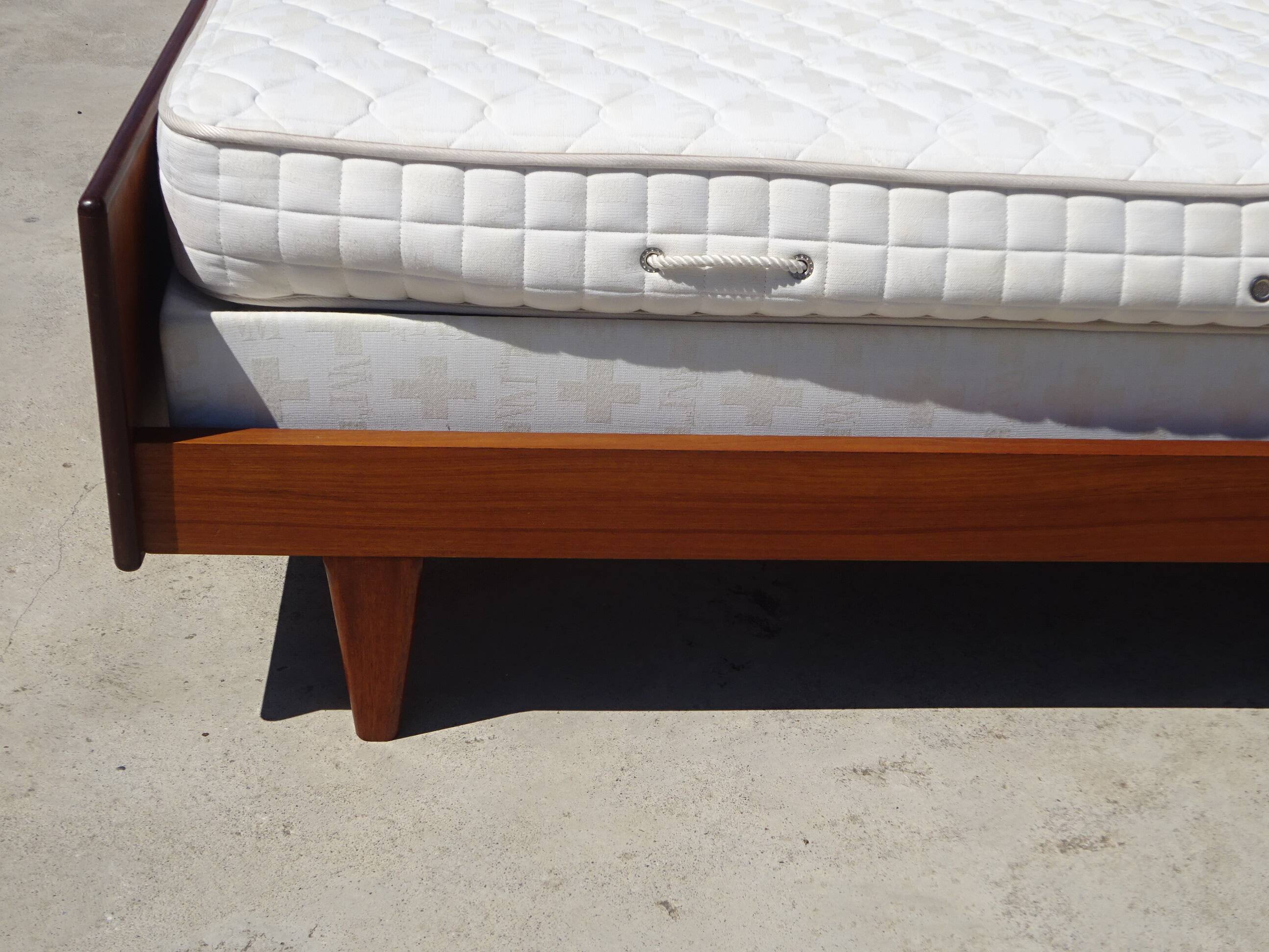 Vintage bed in teak with integrated bedside table.