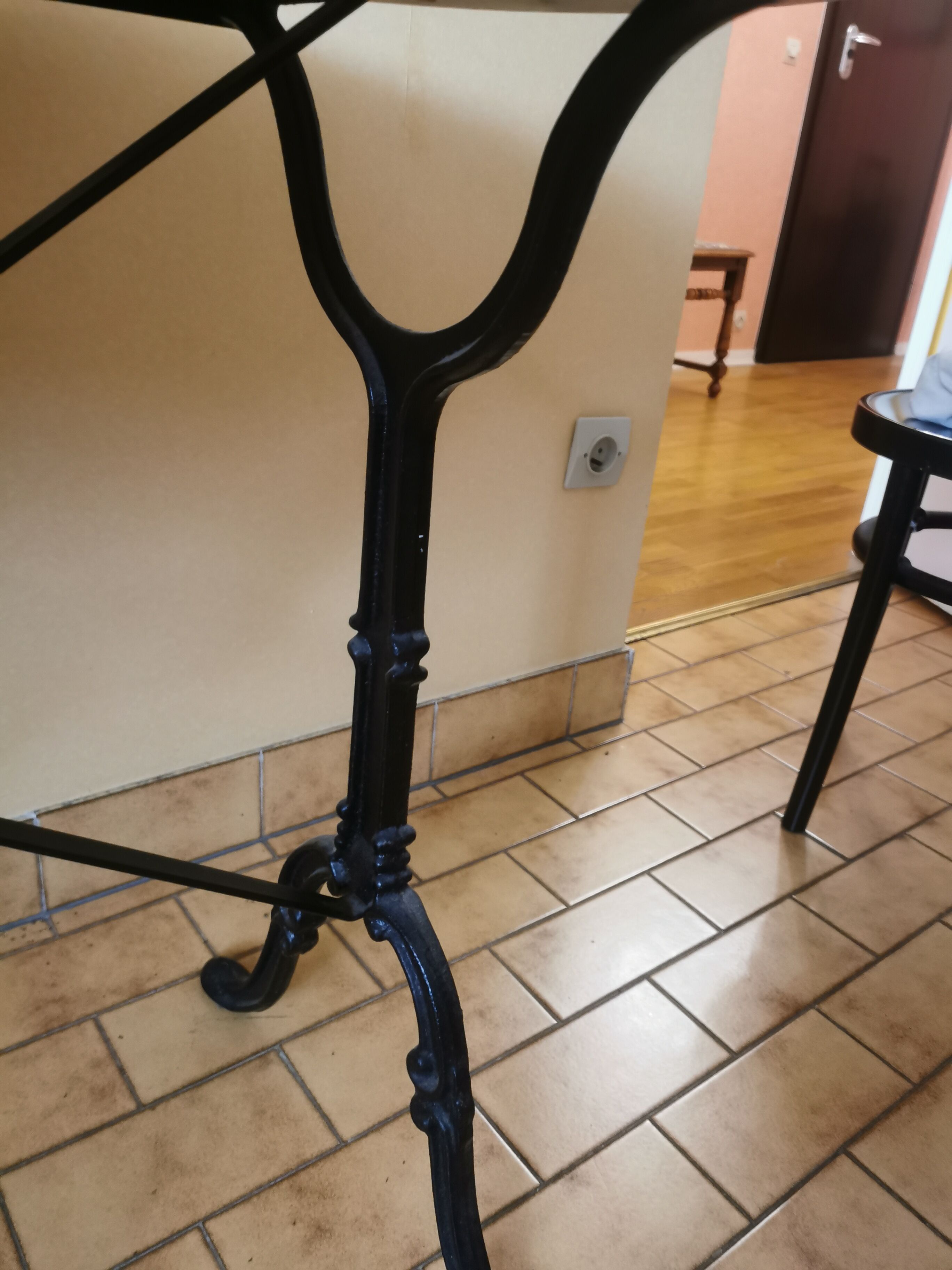 Table bistrot dessus marbre pieds fonte avec plateau tourant