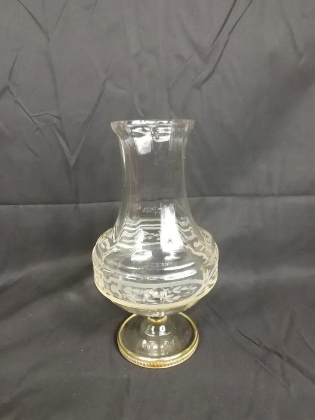 Vase en verre gravé sur pied
