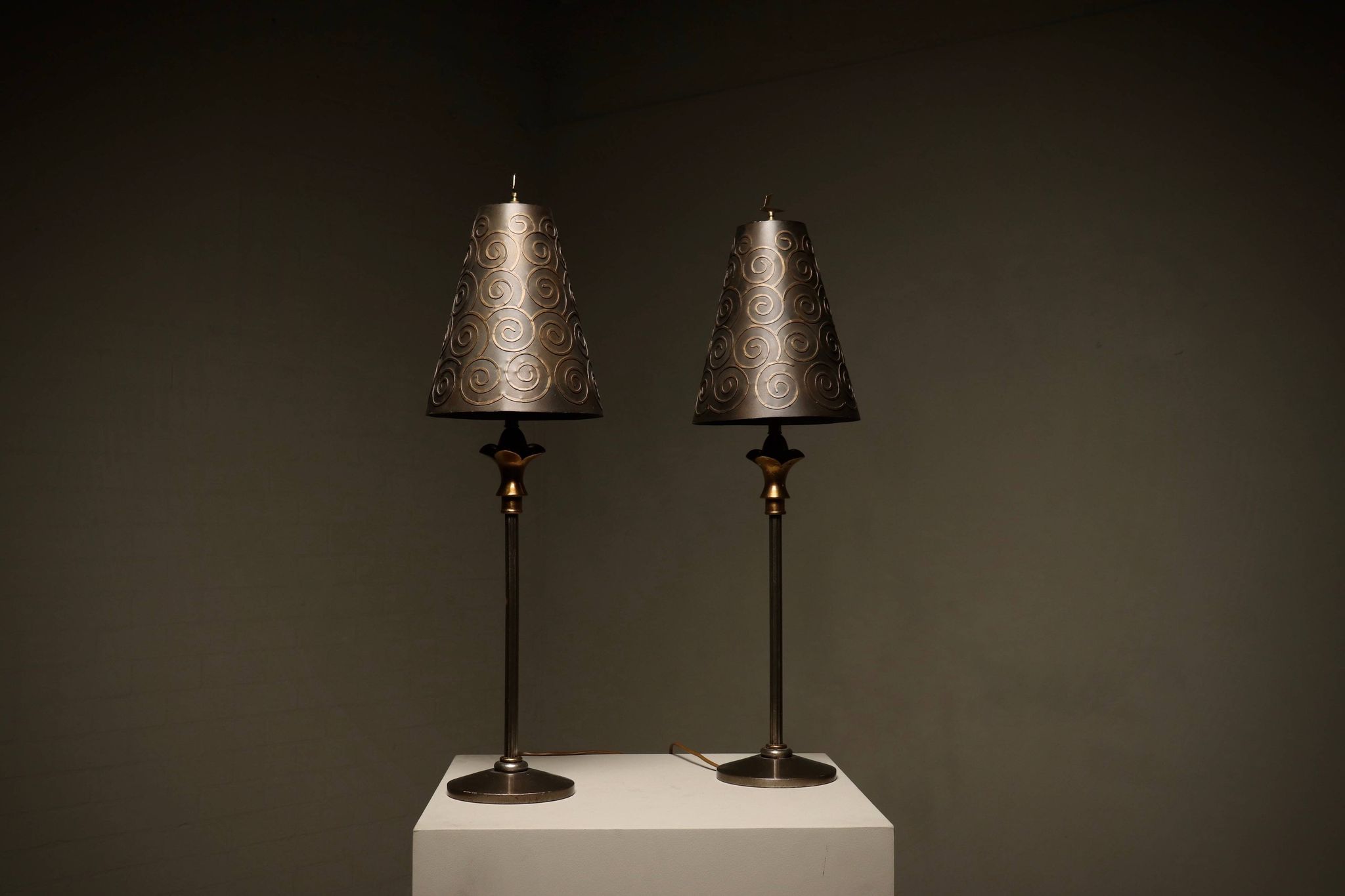 Paire de lampes de table impressionnantes par Lam Lee pour Leeazanne, années 1990.