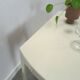 Table de jardin en plastique vintage cassé blanc.