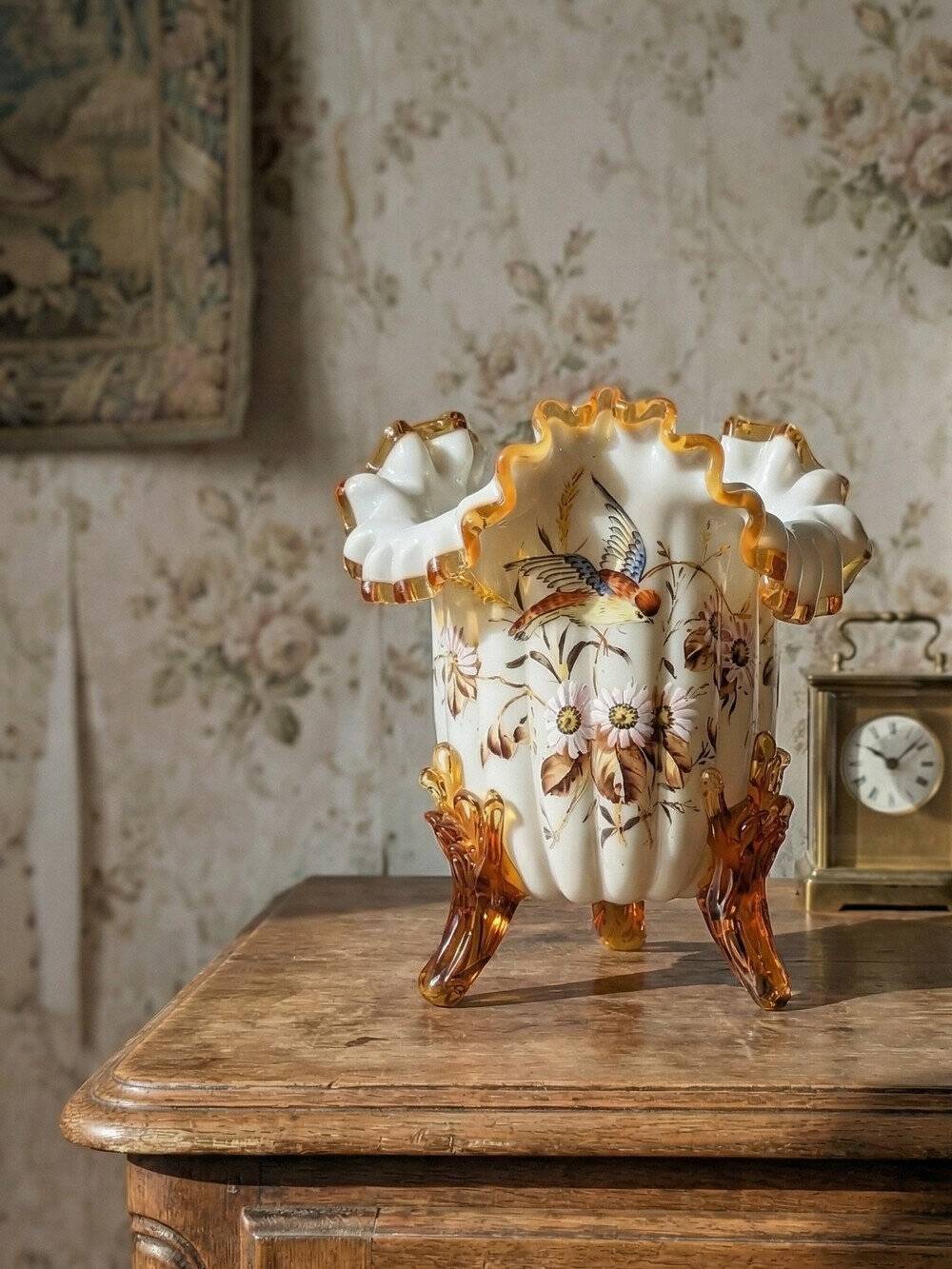 Vase tripode de style victorien en opaline émaillée, XIXe-XXe s.