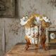 Vase tripode de style victorien en opaline émaillée, XIXe-XXe s.