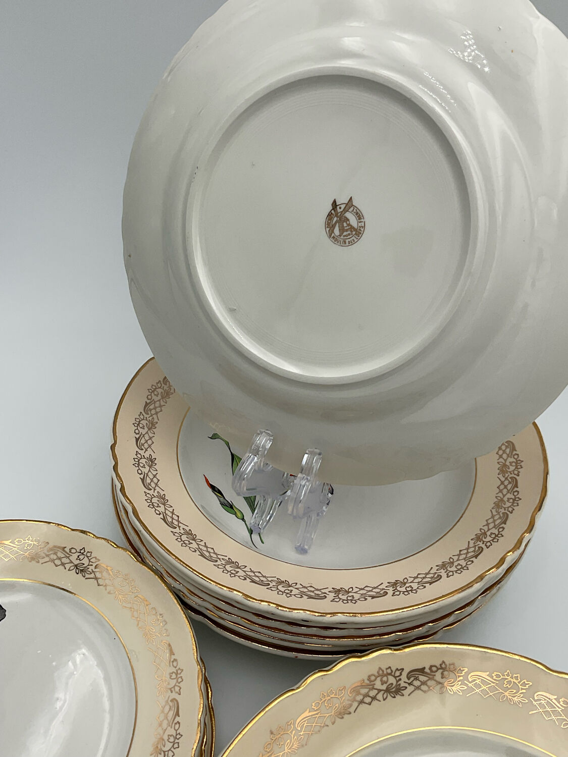 Porcelain plates signed moulin des loups 18 pieces