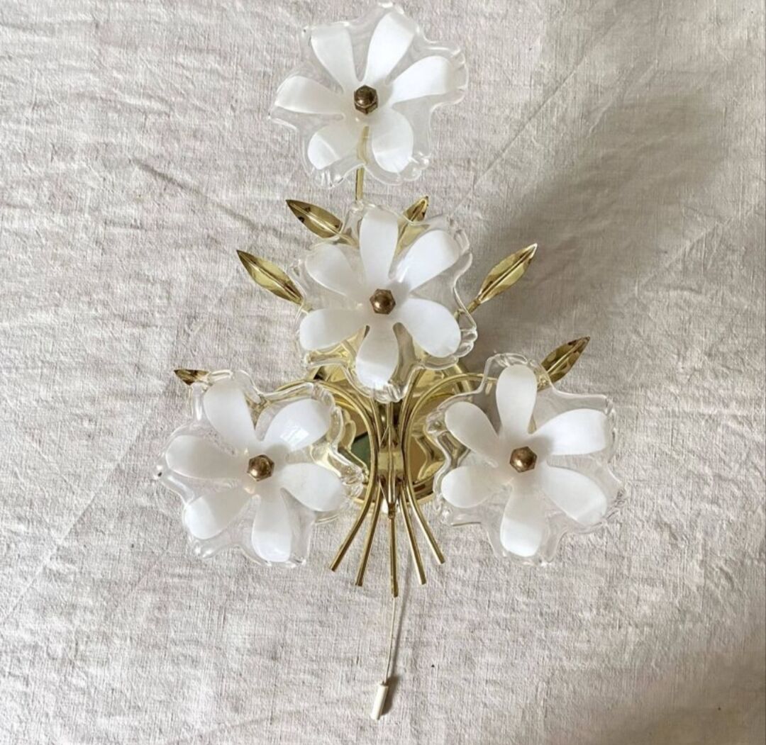 Pair of Italian floral wall lights in opaline glass, Murano style.