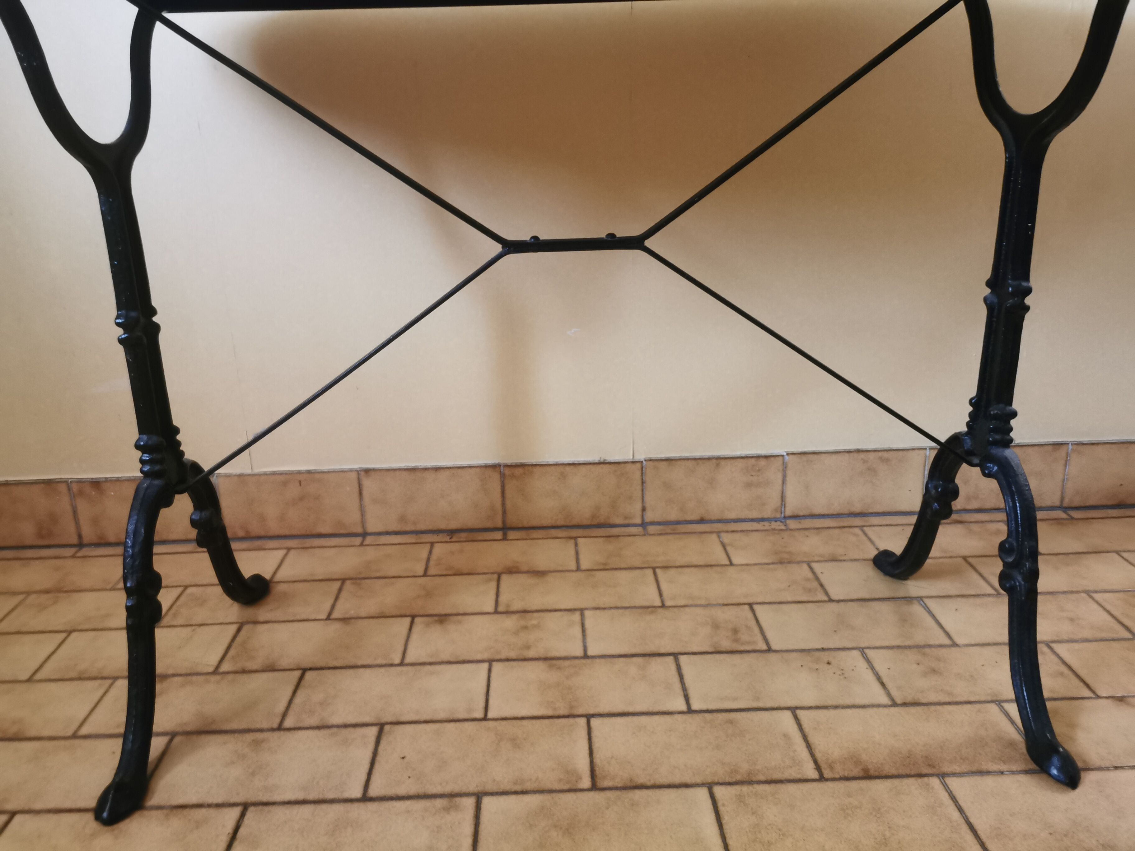 Table bistrot dessus marbre pieds fonte avec plateau tourant