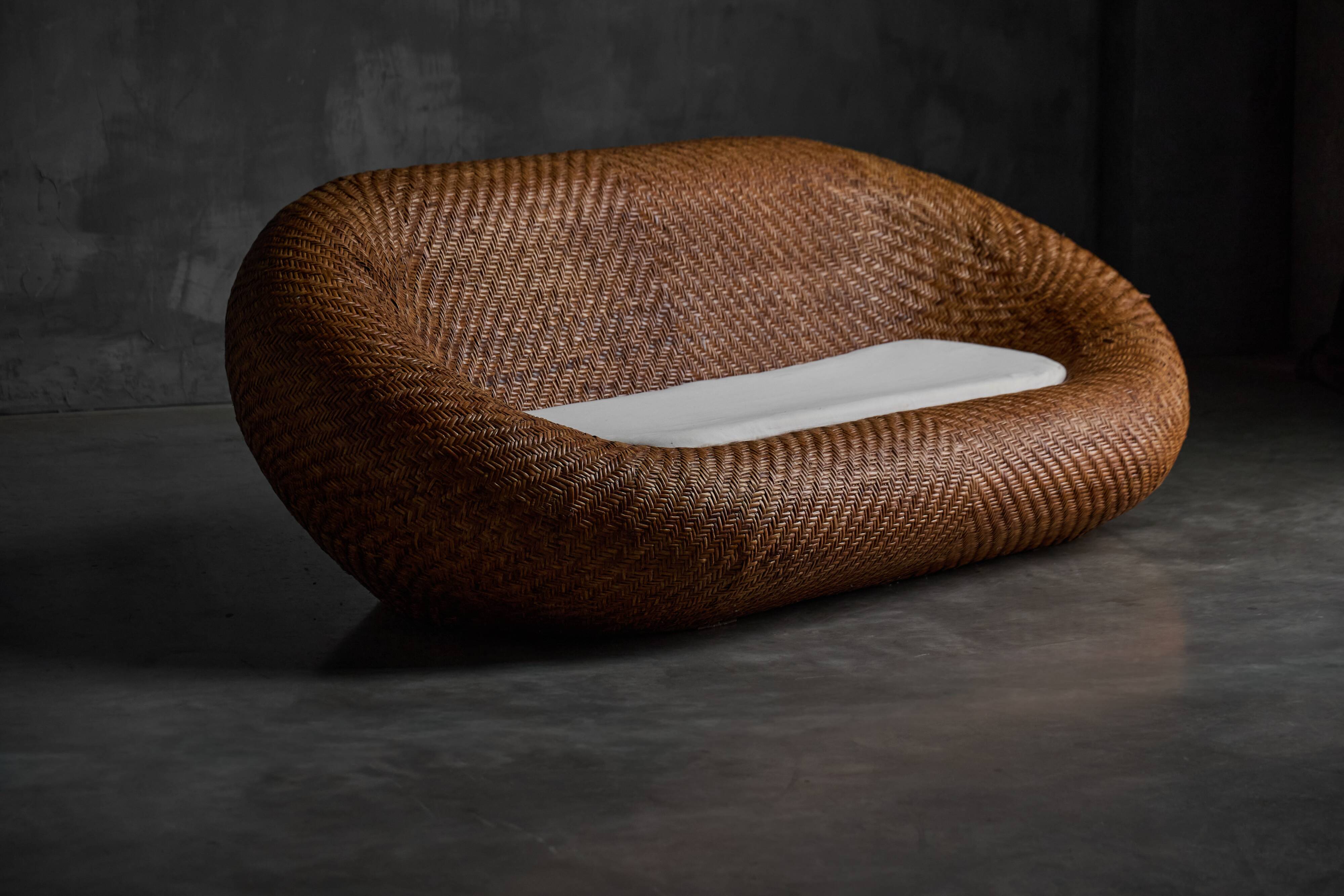 Canapé en osier tressé, style milieu du XXe siècle, France, années 1970