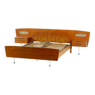 Lit double en teck italien moderne du milieu du siècle avec deux tables de chevet, années 1960