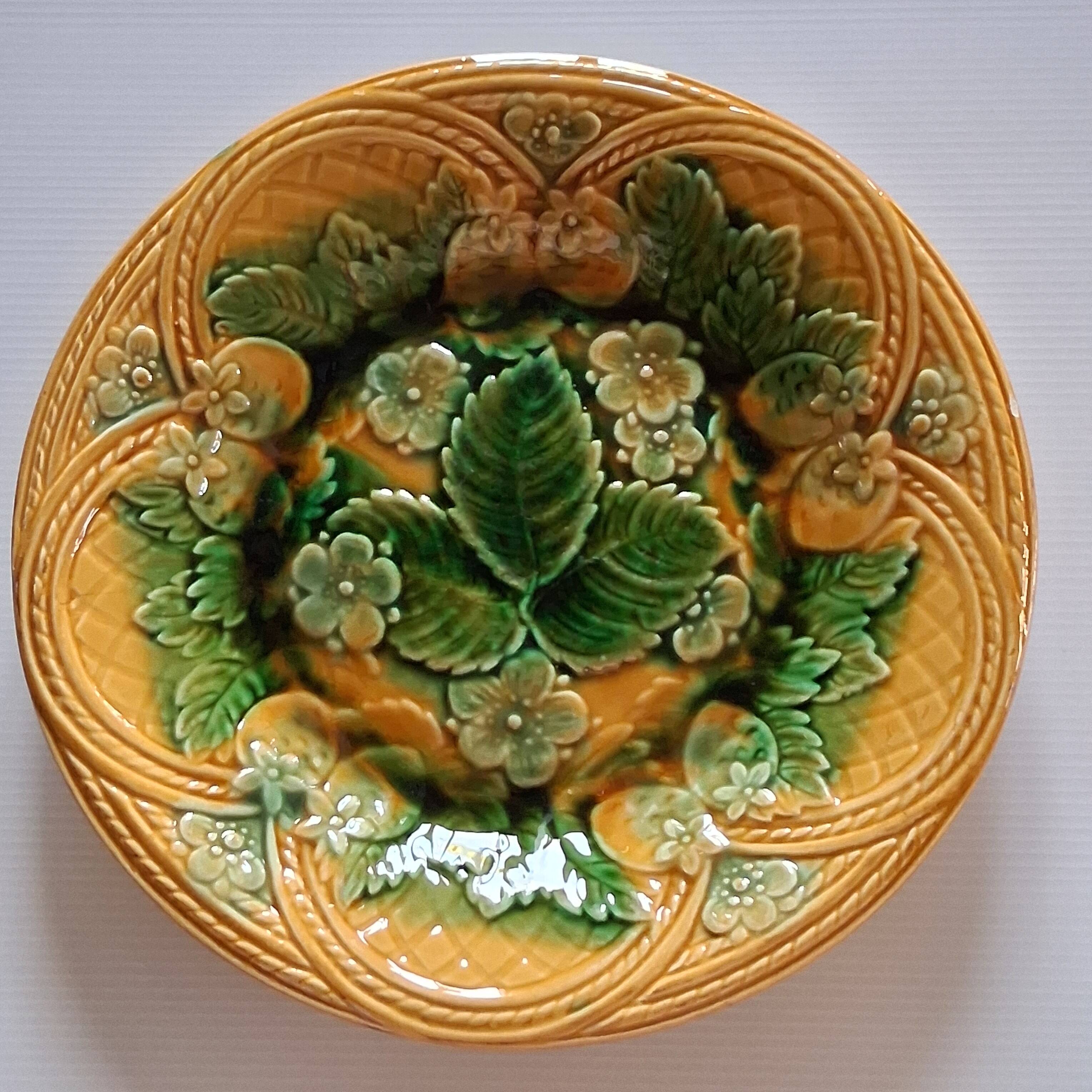 Dish / Plate in earthenware in very good condition