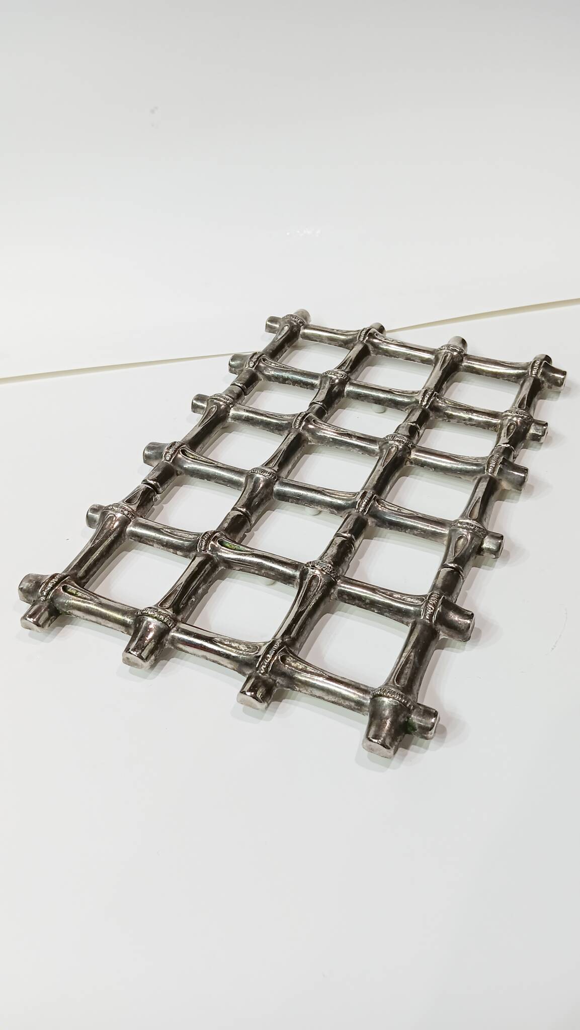 Expandable trivet in silver metal imitation bamboo