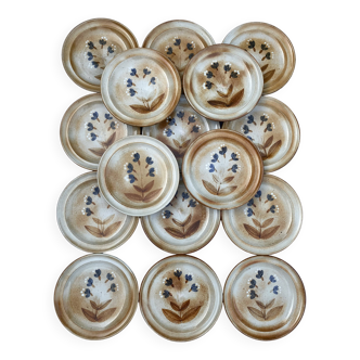 16 Flat plates in flowered marsh stoneware