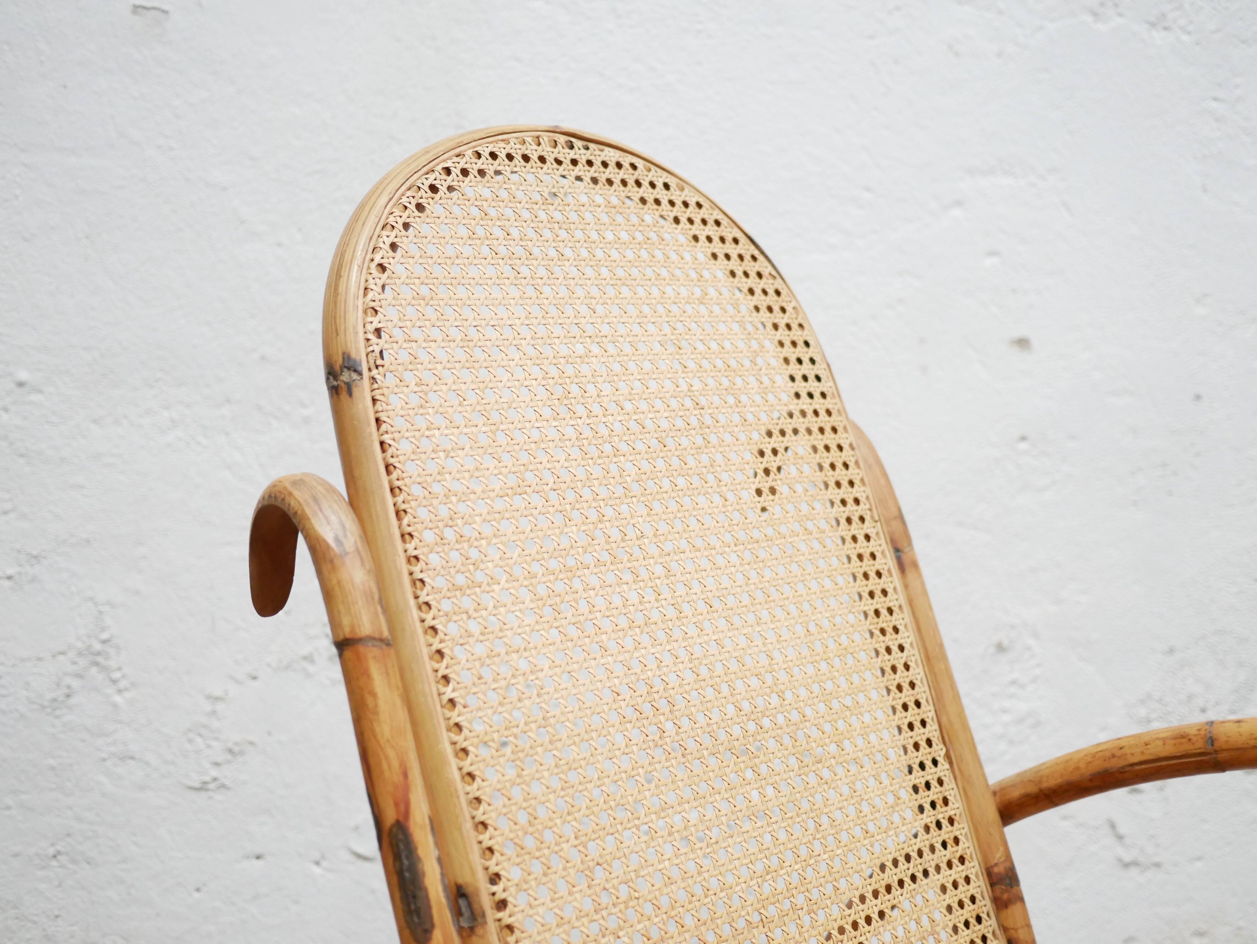 Fauteuil à bascule vintage en rotin et cannage