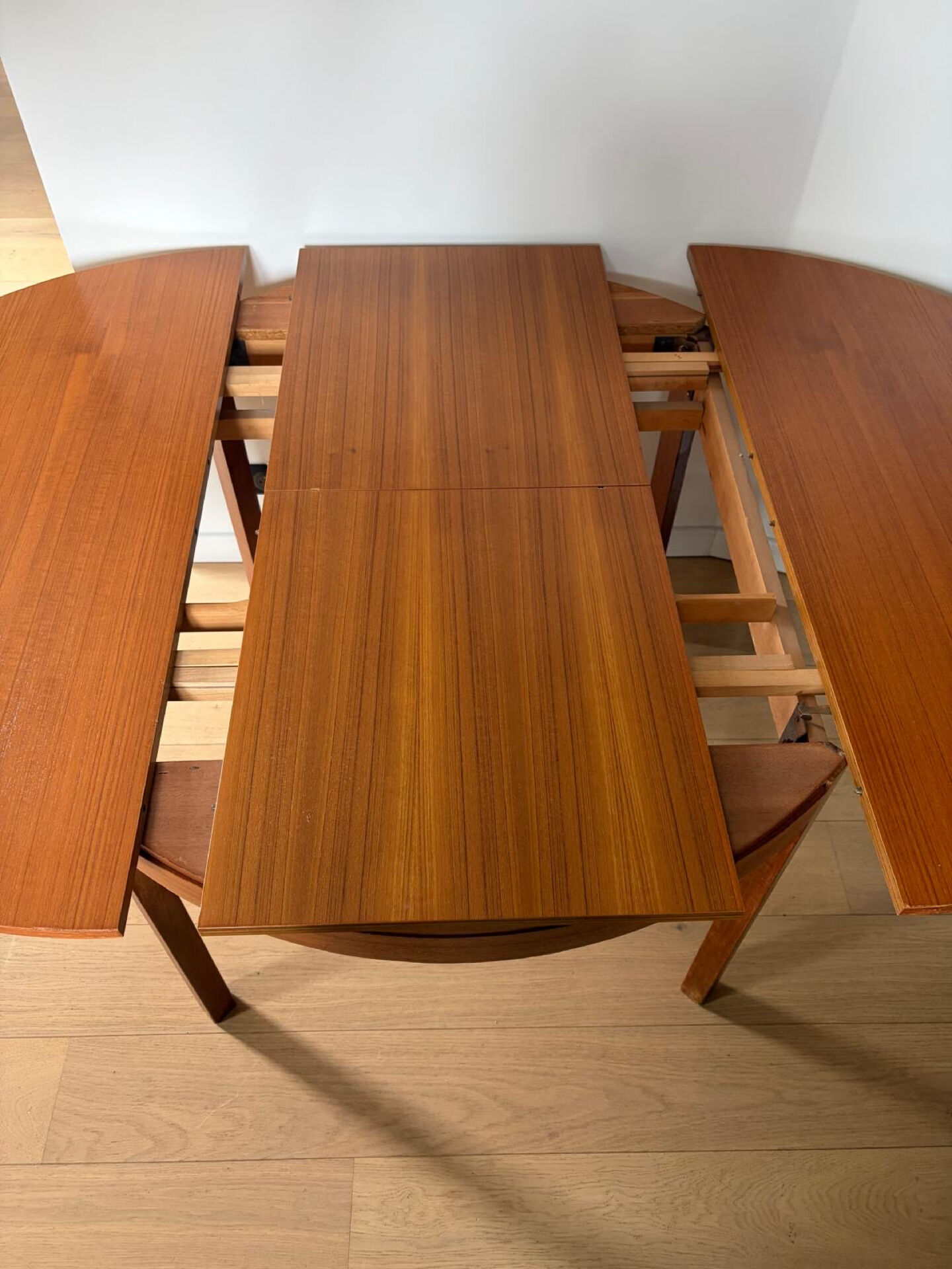 Extendable teak round table