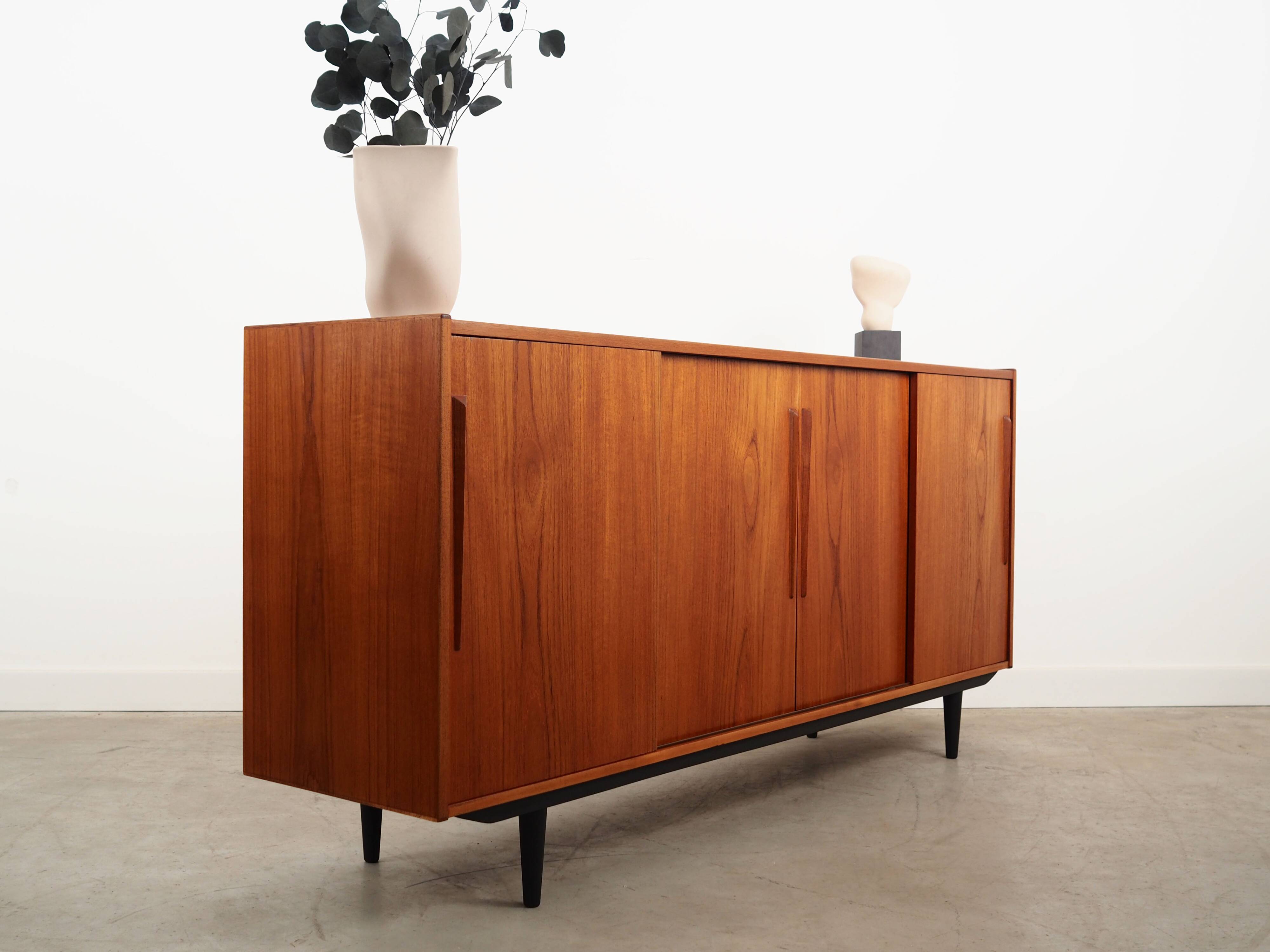 Buffet en teck, design danois, années 1970, production : Danemark