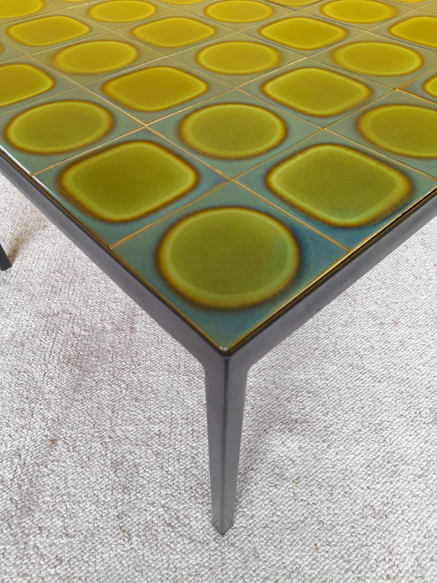 Table basse moderniste en céramique et acier