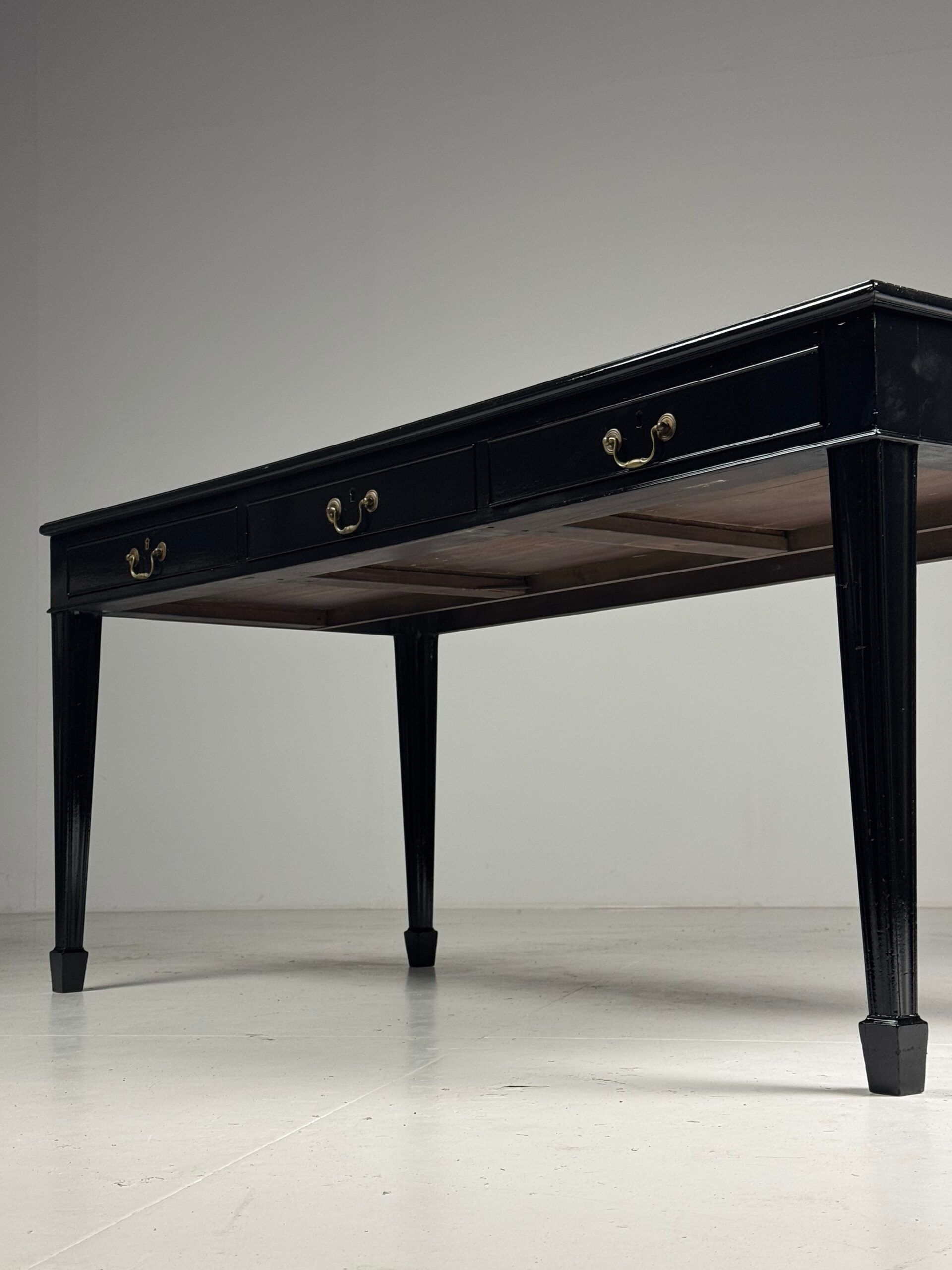 Bureau anglais du 19ème siècle noir