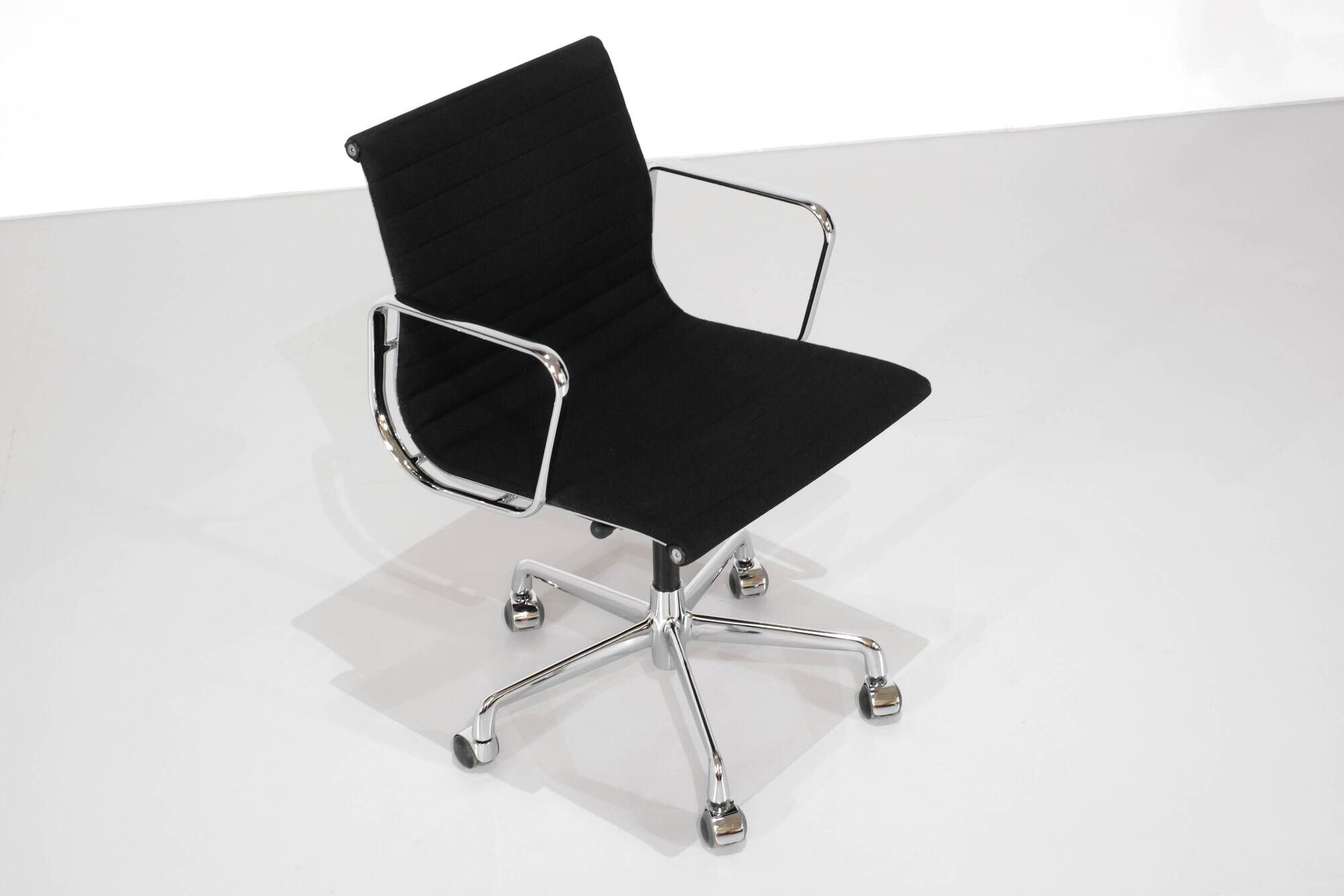 Office chair "EA 117" by Charles Ray Eames for ICF USA, 1969.