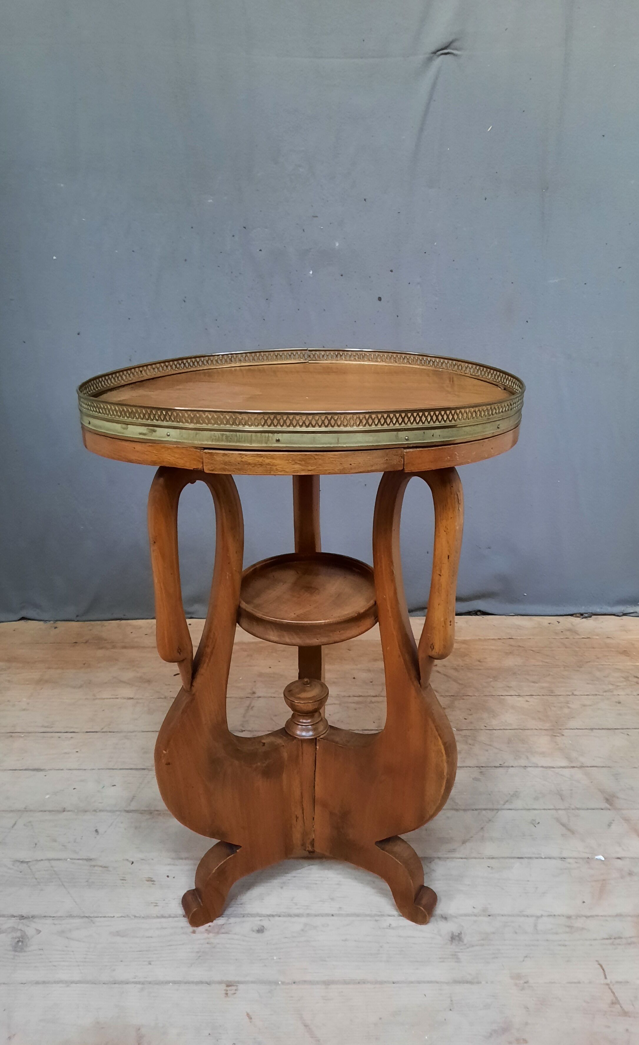 Mahogany gueridon with swan motif