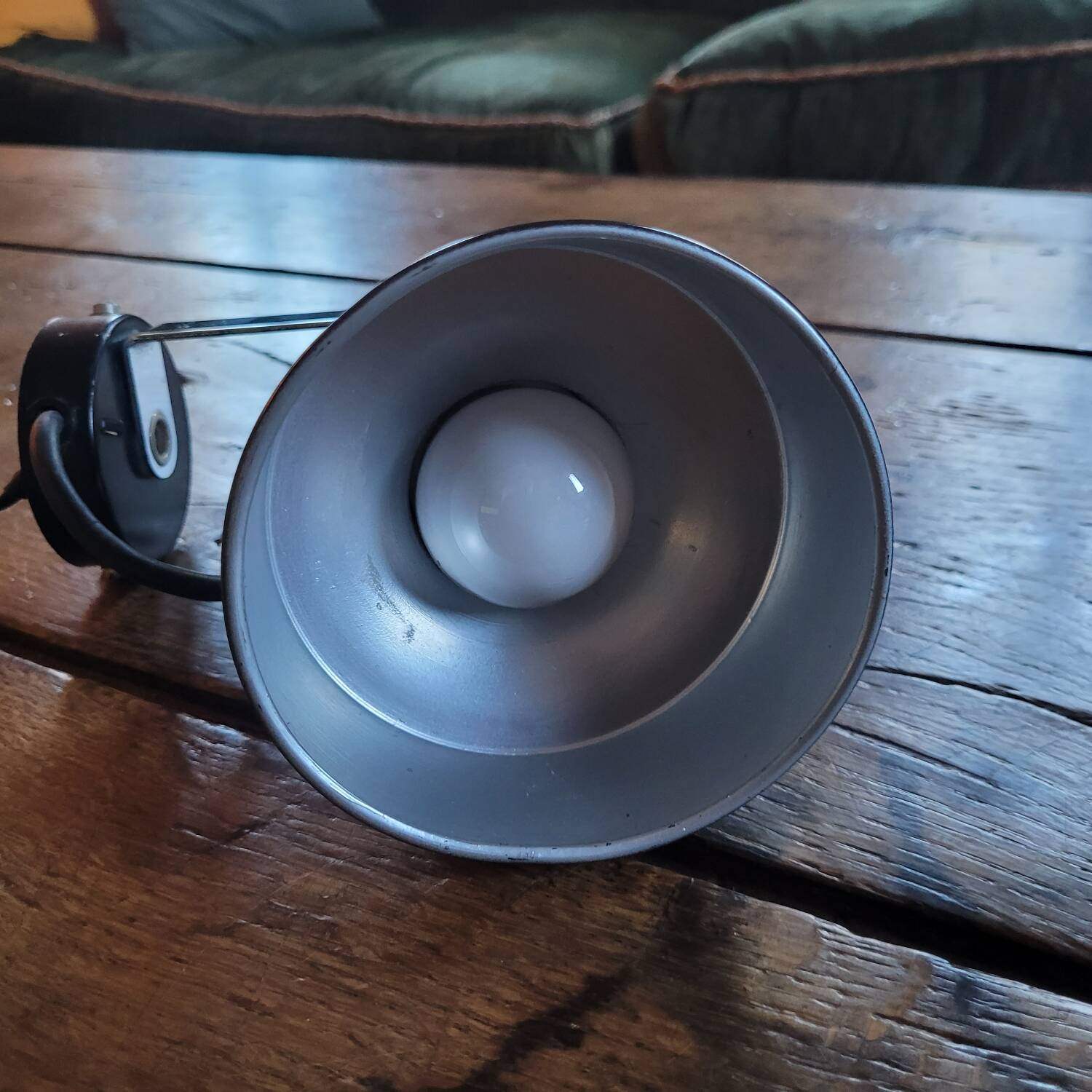 Spot mural orientable en métal chromé et aluminium noir