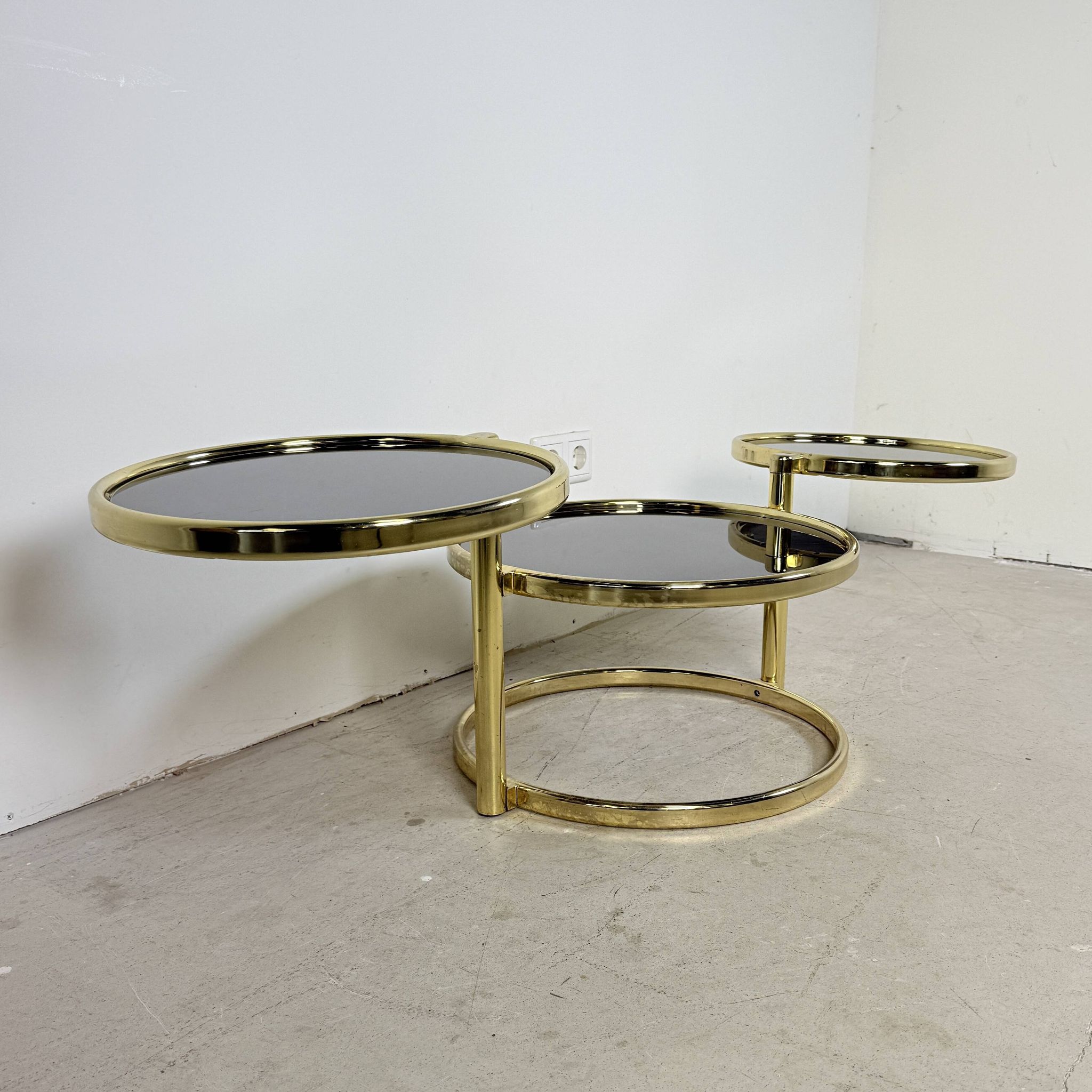 Table basse à cascade pivotante Hollywood Regency vintage avec verre noir