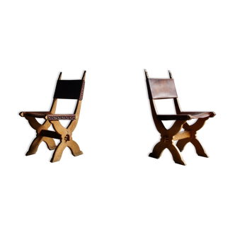 Paire de chaises en cuir de style gothique