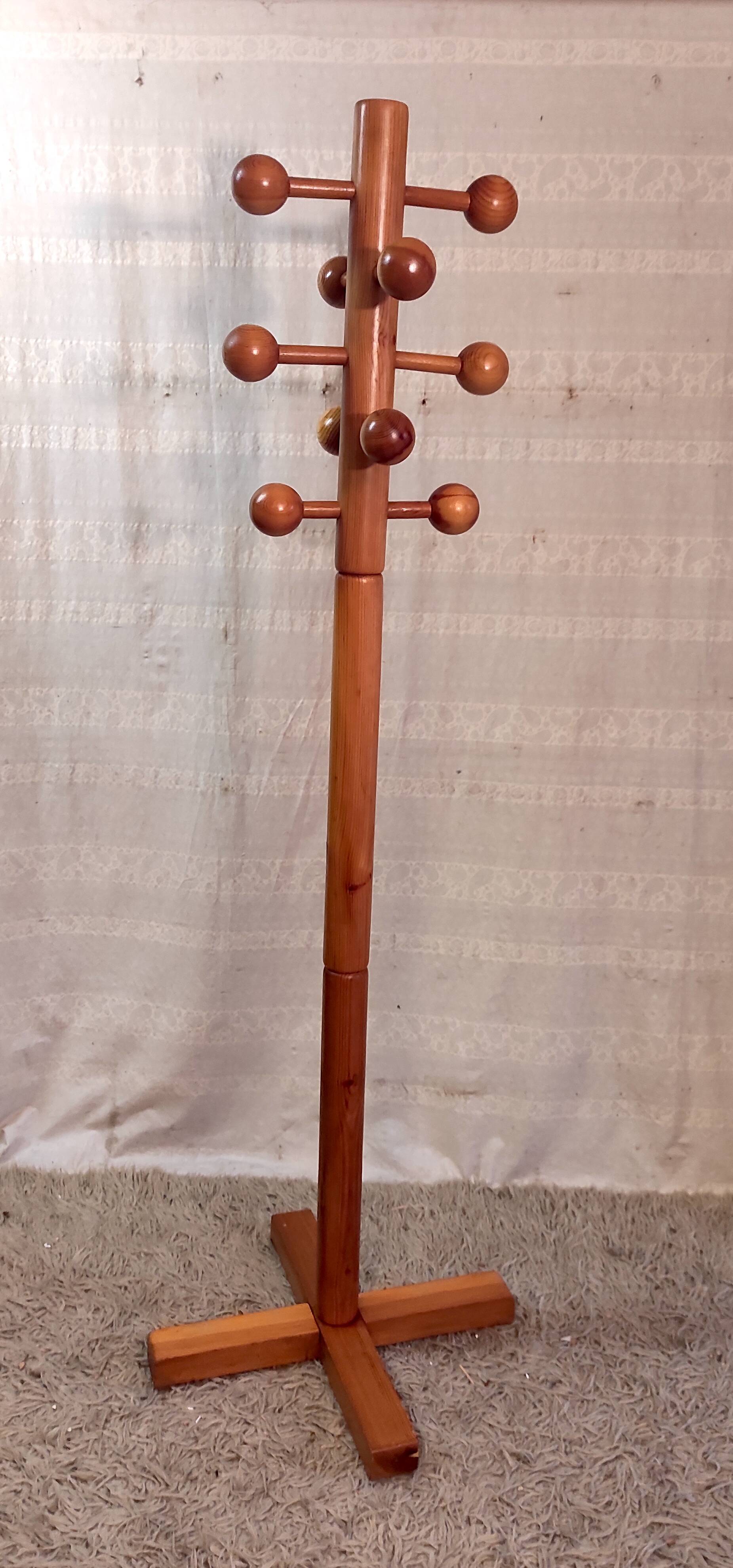 Modernist coat rack in solid wood - mid 20th century.