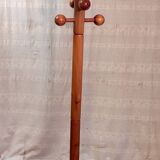 Modernist coat rack in solid wood - mid 20th century.
