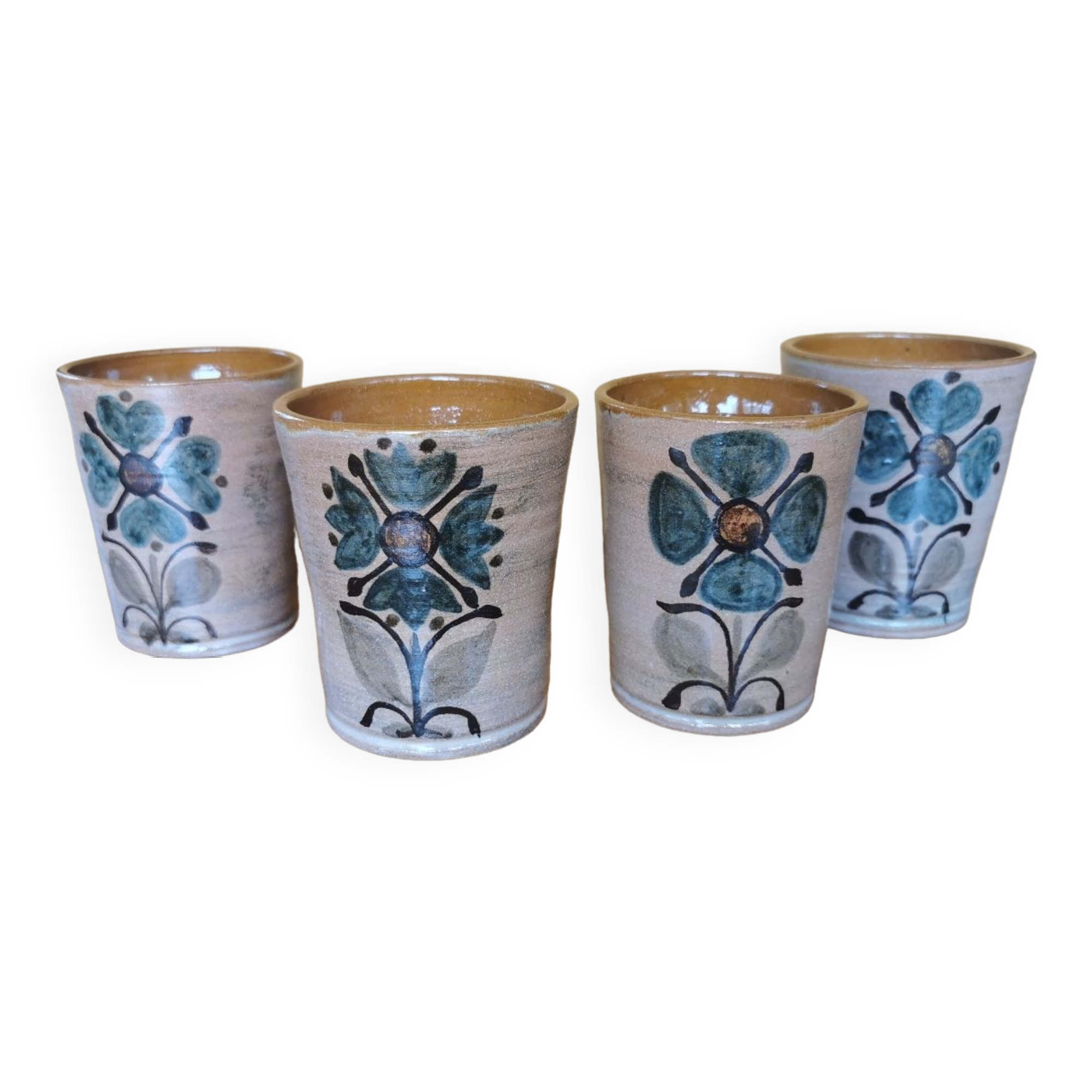 Suite of 4 vintage mugs