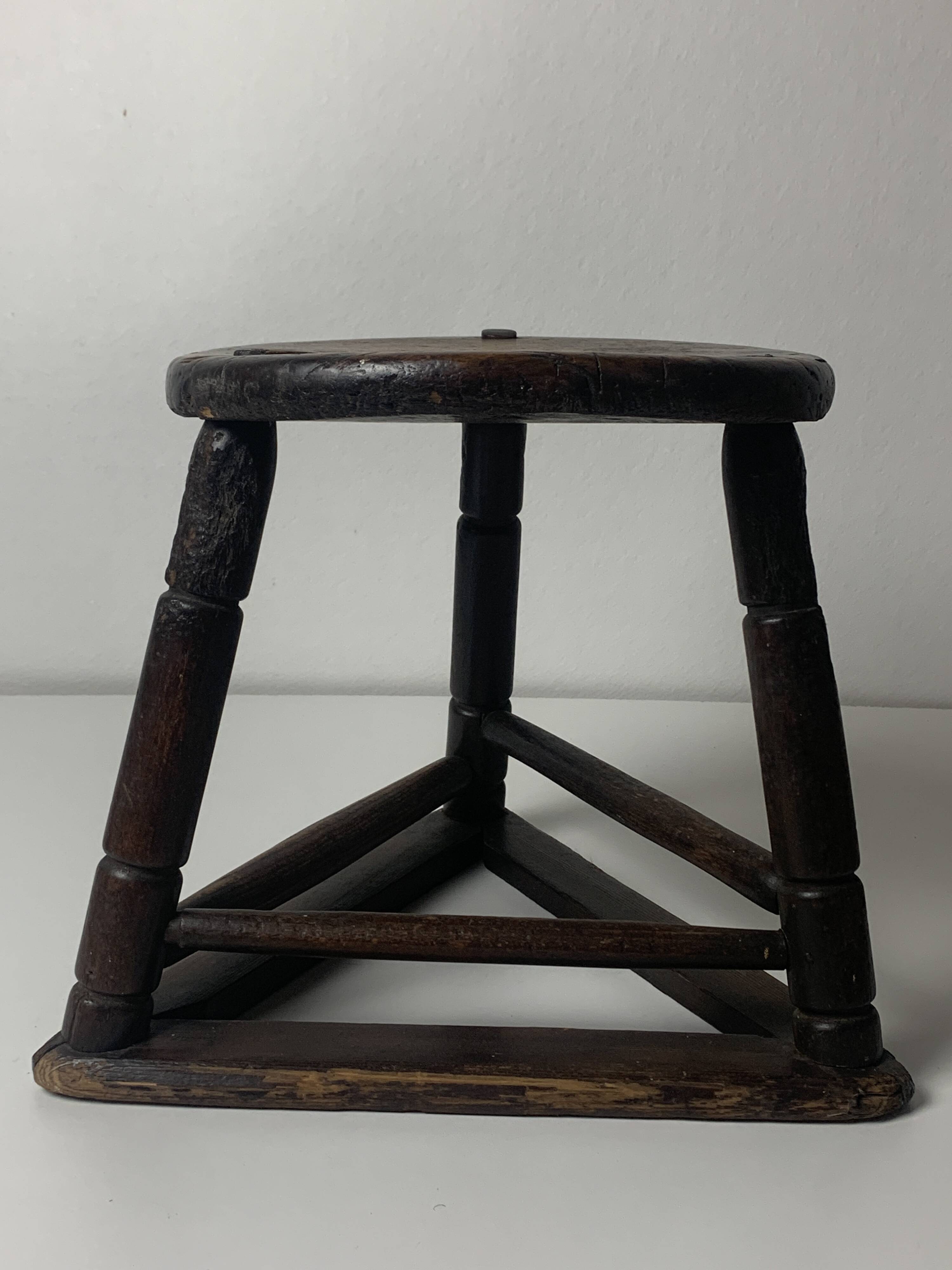 Tabouret tripode en bois ancien pour couteliers, bijoutiers et ouvriers