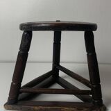 Tabouret tripode en bois ancien pour couteliers, bijoutiers et ouvriers