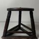 Tabouret tripode en bois ancien pour couteliers, bijoutiers et ouvriers