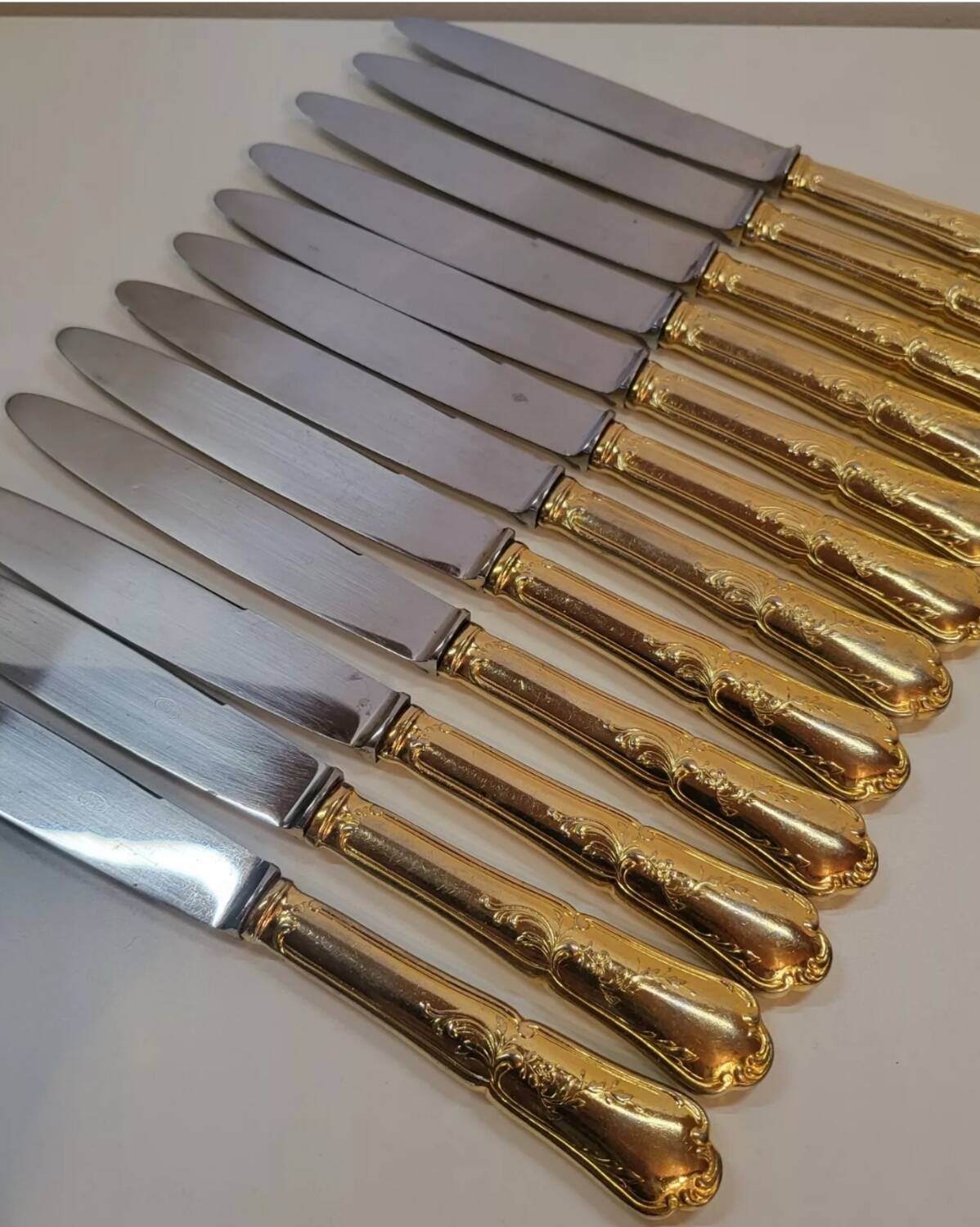 12 Couteaux de Table en Métal Doré