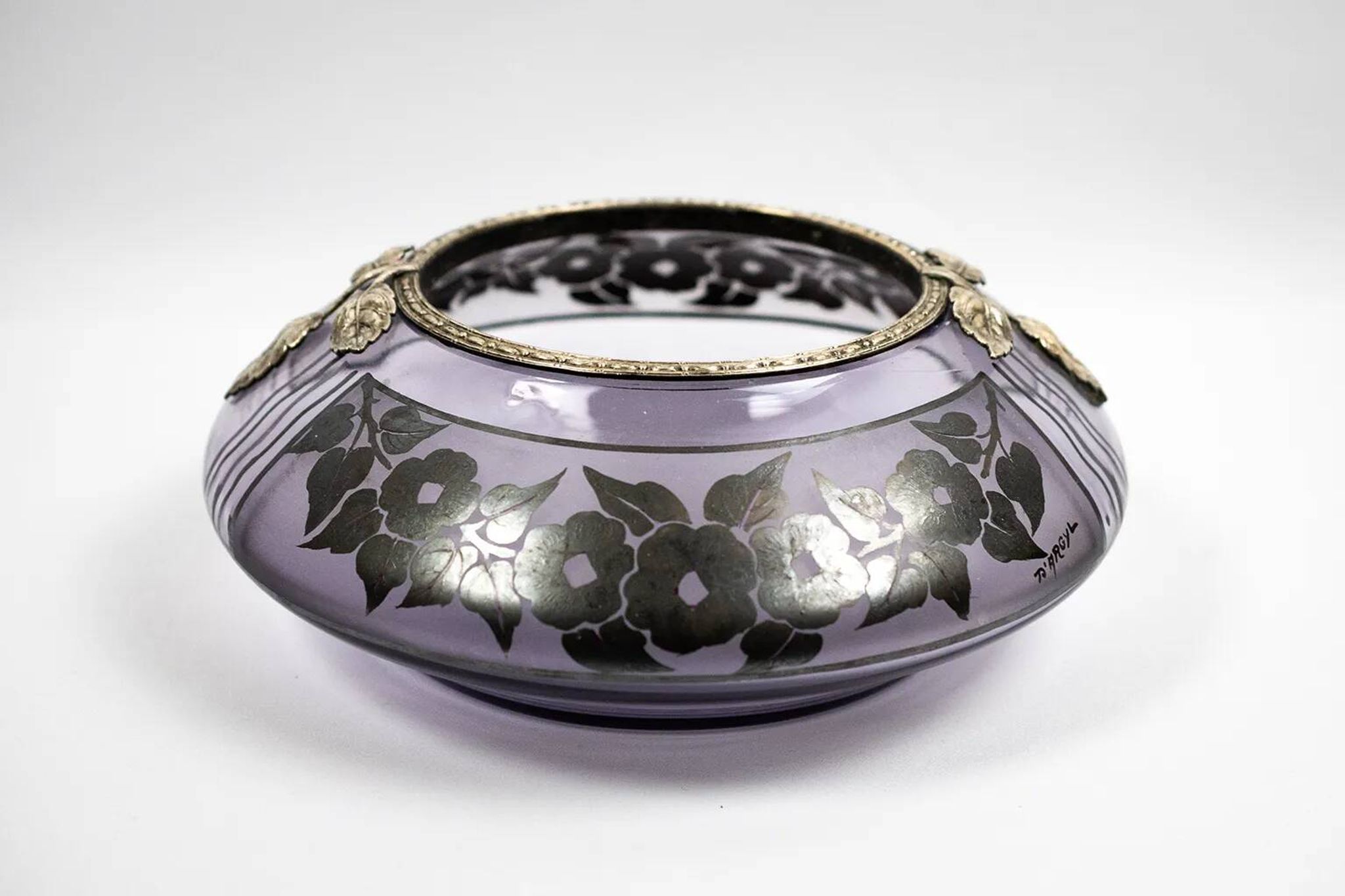 Art Deco vase in mauve glass D'Argyl with a pewter mount.