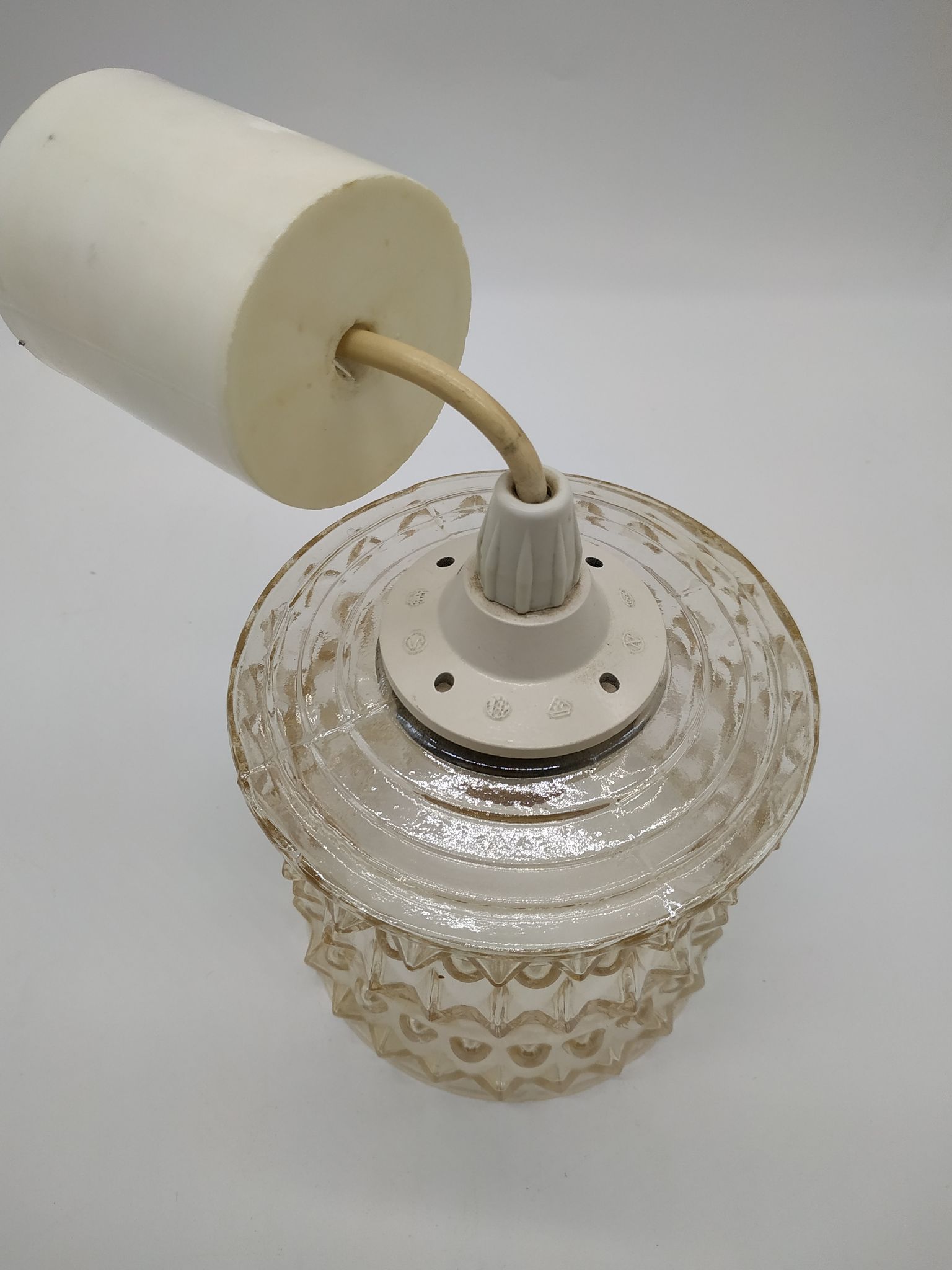 Suspension vintage seventies en verre moulé pressé