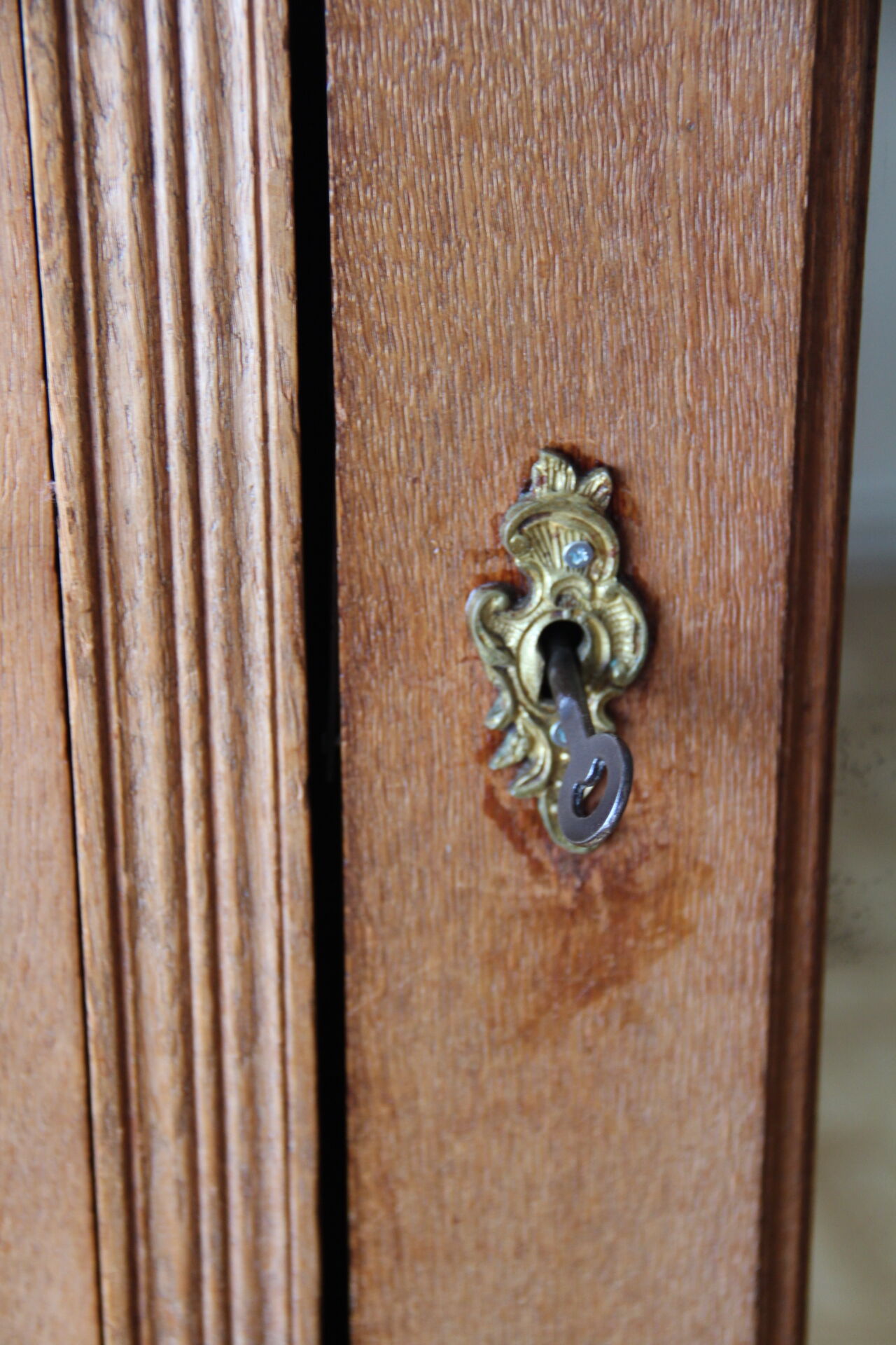 Louis XV style wardrobe in light oak, 3 beveled ice creams
