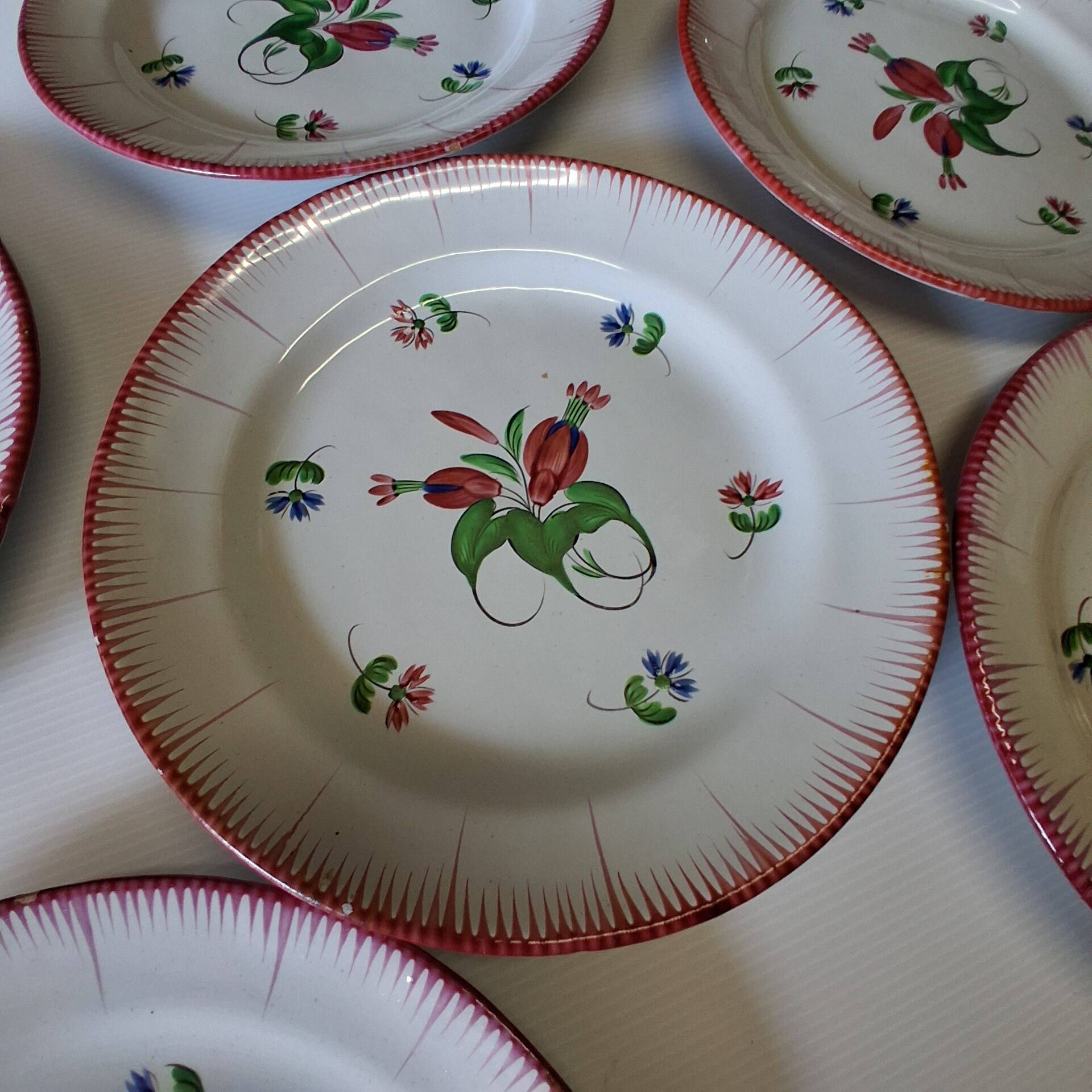 6 antique flat plates in earthenware in good condition.