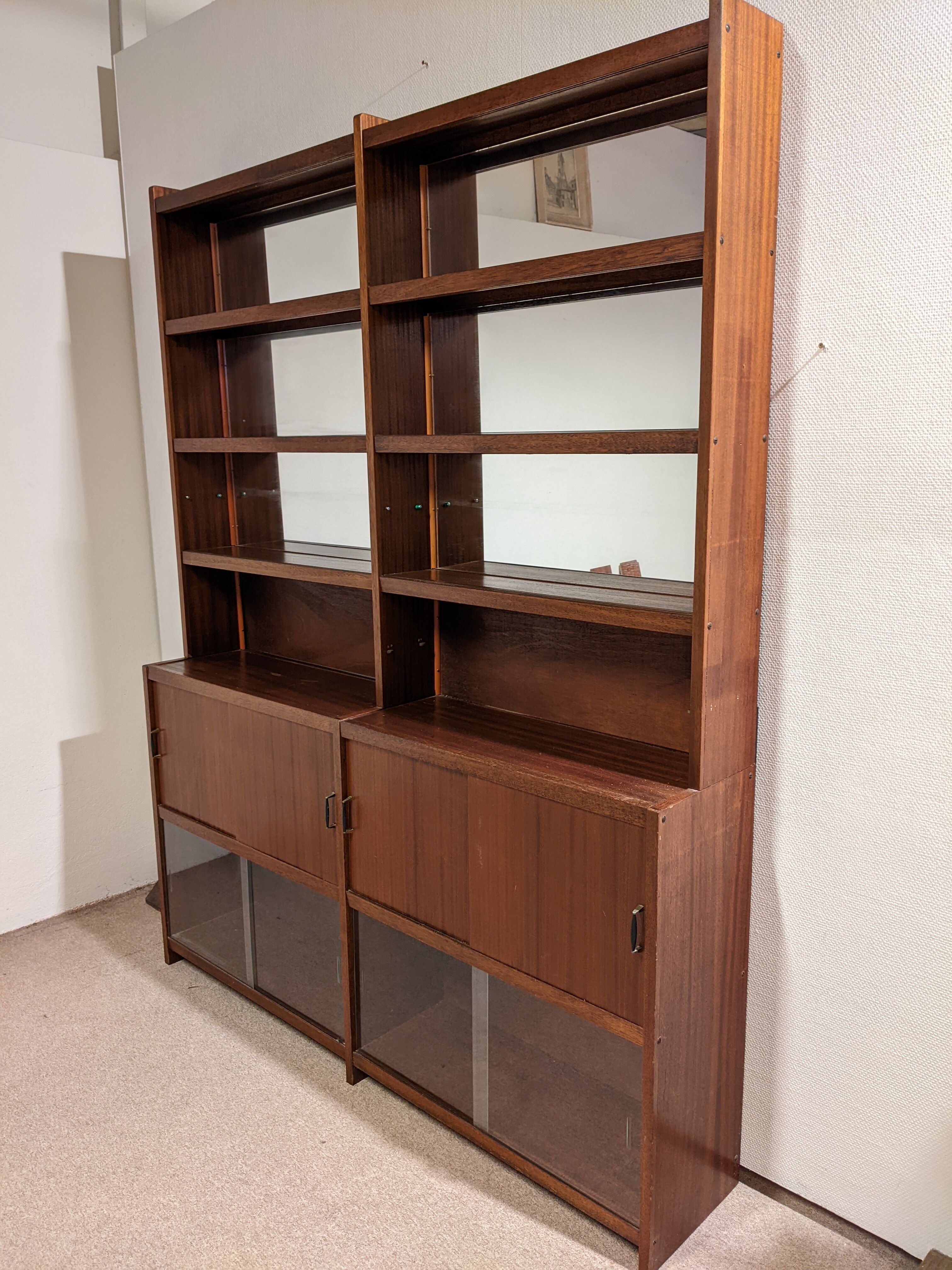 Large shallow showcase depth