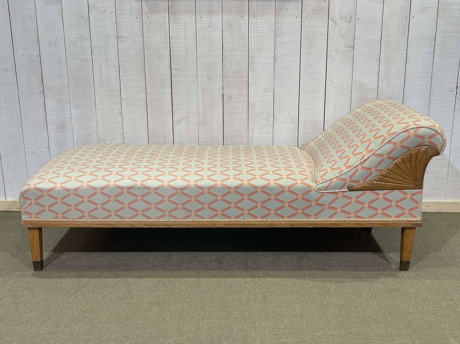 Lit de repos anglais début XXème en chêne, quelques tâches sur le tissu