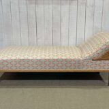 Lit de repos anglais début XXème en chêne, quelques tâches sur le tissu