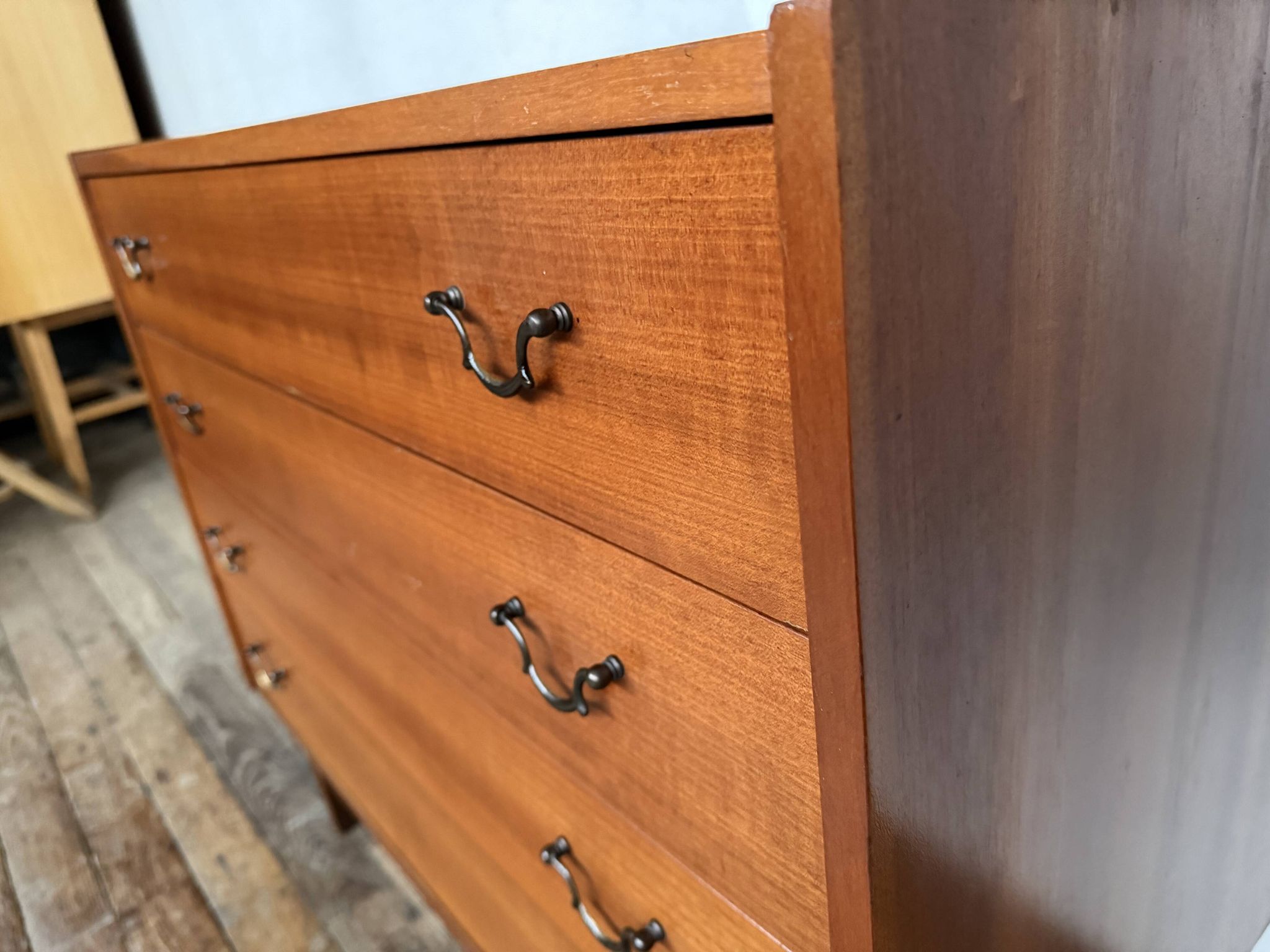 Superbe commode vintage en teck – Design élégant & poignées métal noir