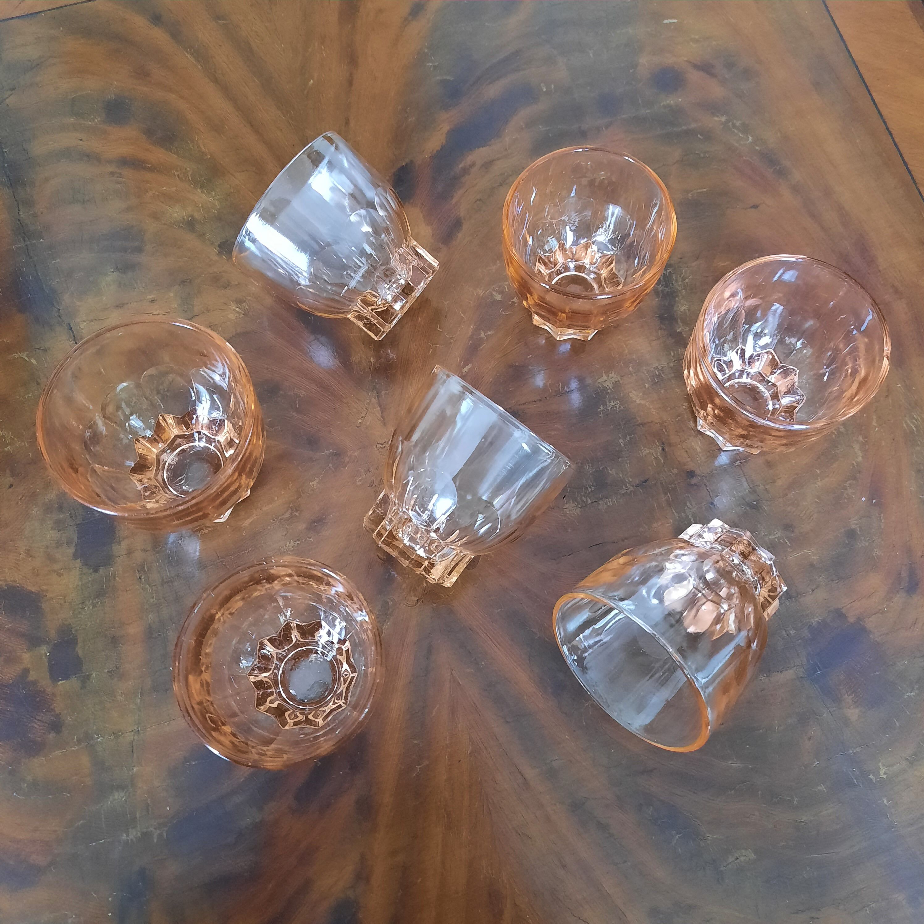 Service à liqueur en verre rose, vers 1940
