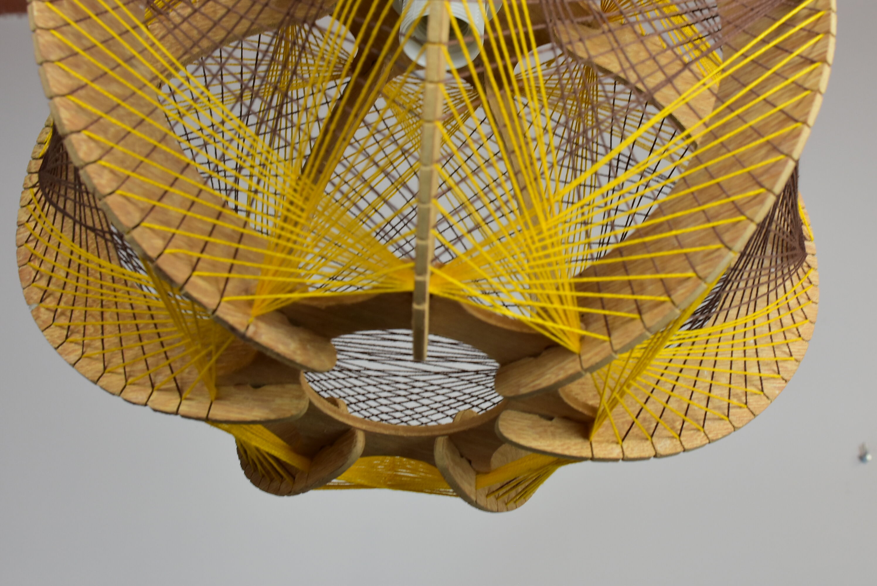 Suspension fil et bois des années 70.