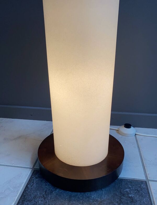 Lampadaire blanc années 60, éclairage intégré au pied et à l'abat-jour, étiquette d'origine encore présente