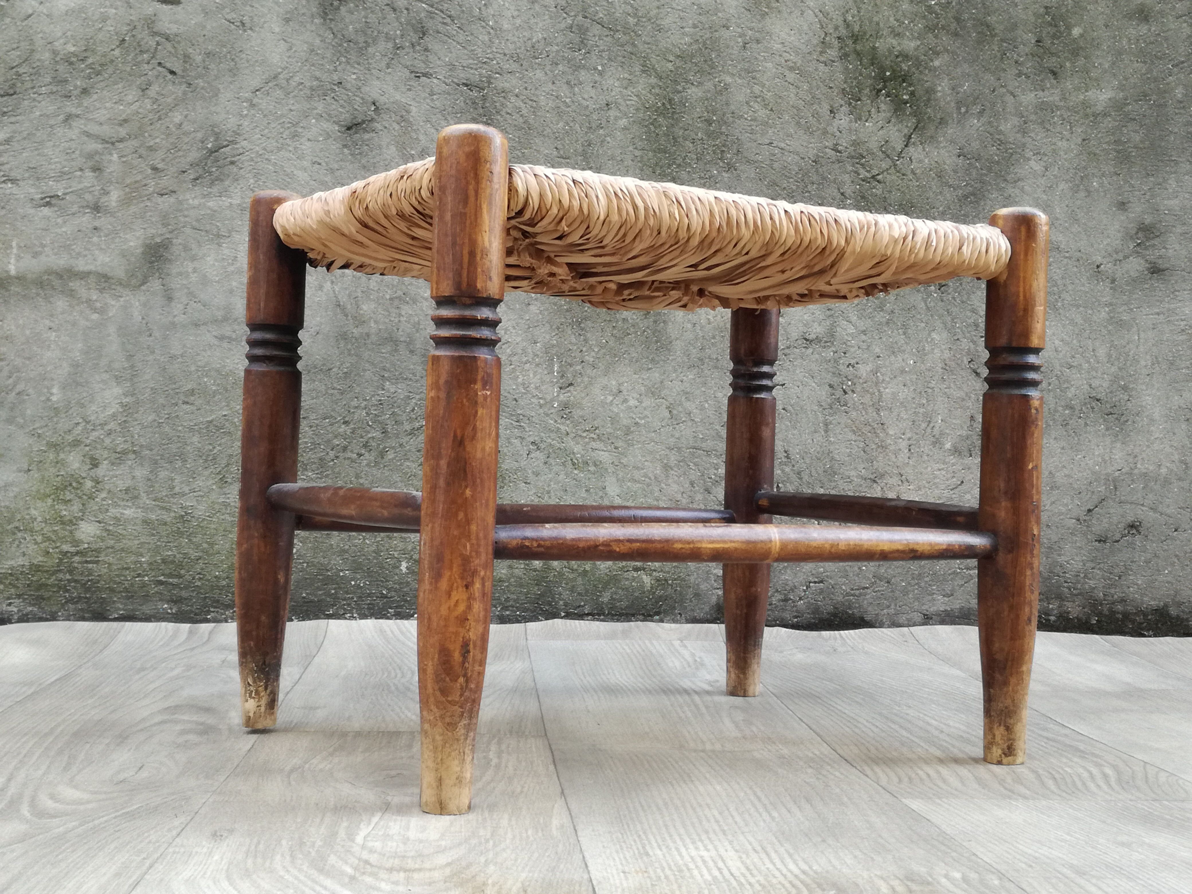 Tabouret vintage en bois et paille