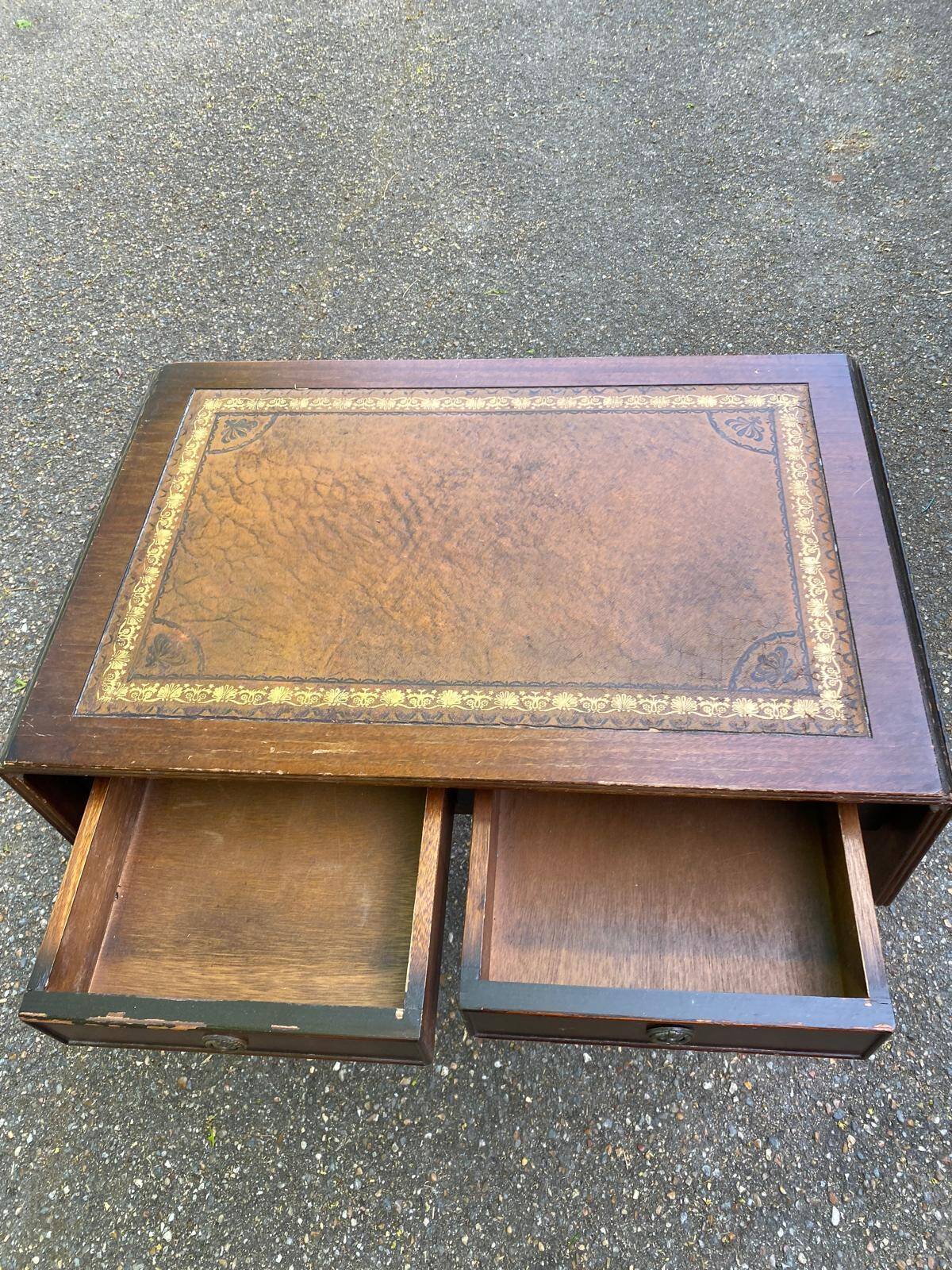 Victorian English extendable coffee table made of solid mahogany and leather.