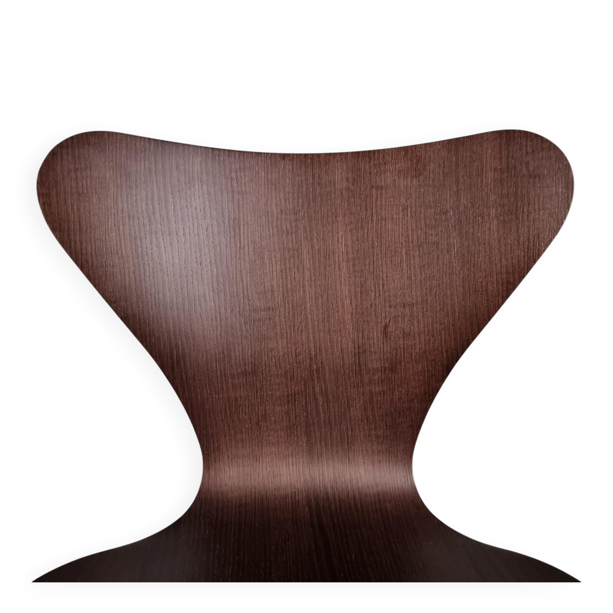 Set of 4 brown oak plywood bar stools by Fritz Hansen Series 7 by Arne Jacobsen.