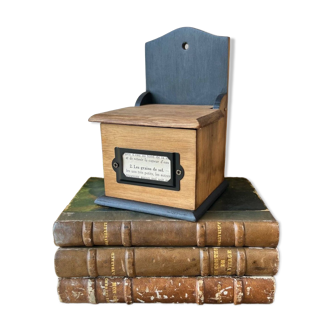 Small “grains of salt” salt box